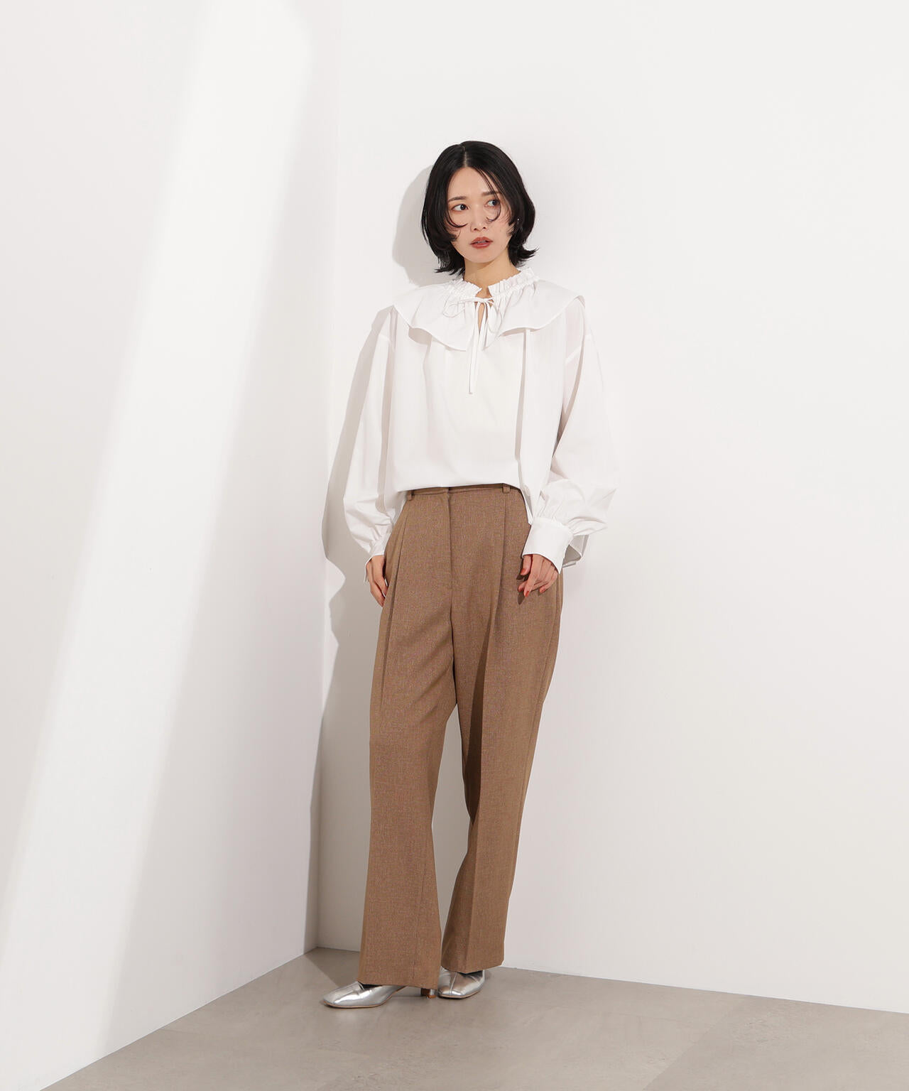 ダブルフリルネックブラウス