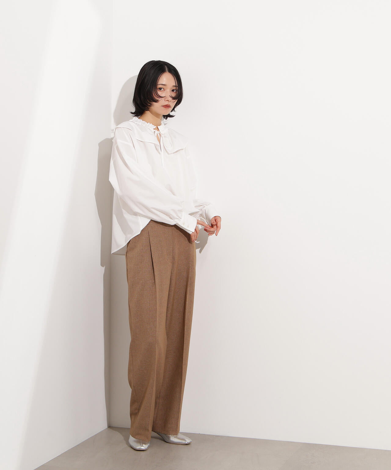 ダブルフリルネックブラウス