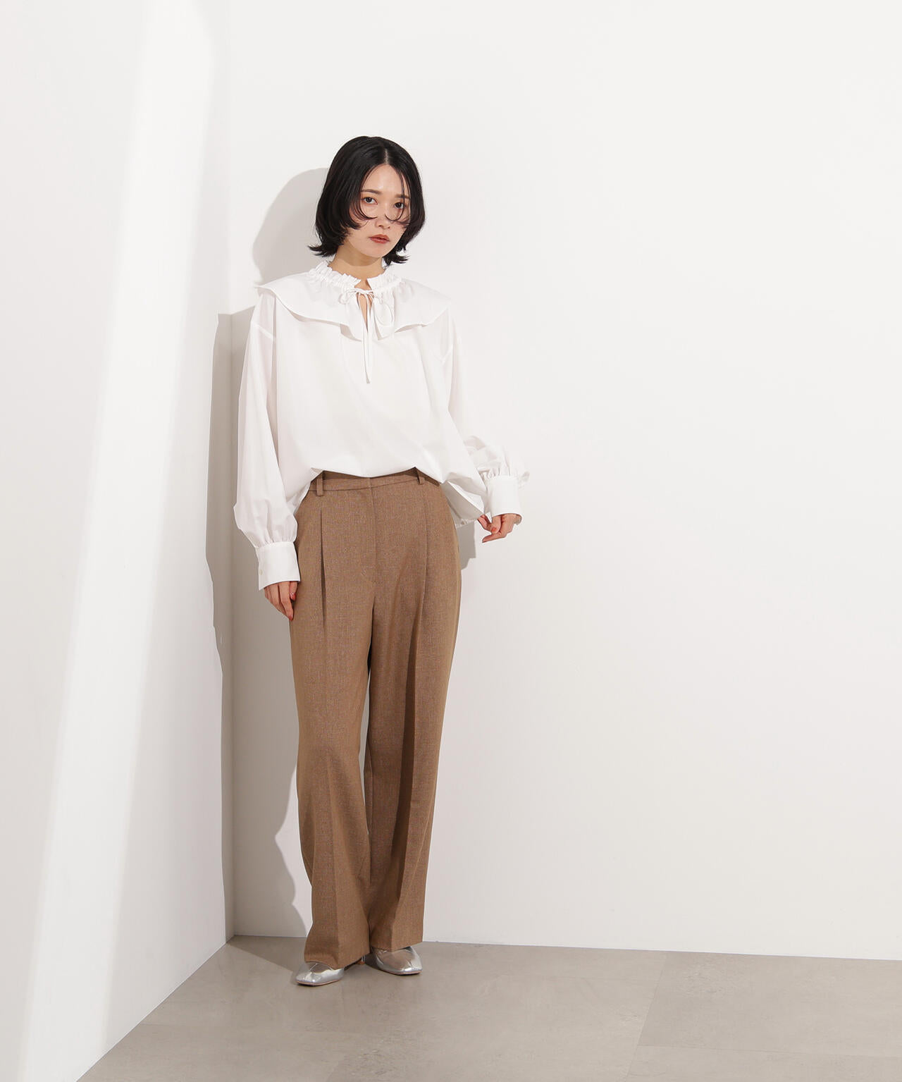 ダブルフリルネックブラウス