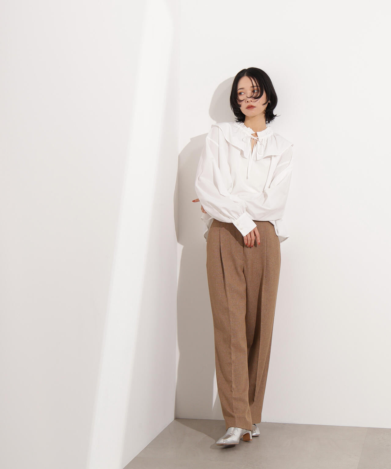 ダブルフリルネックブラウス