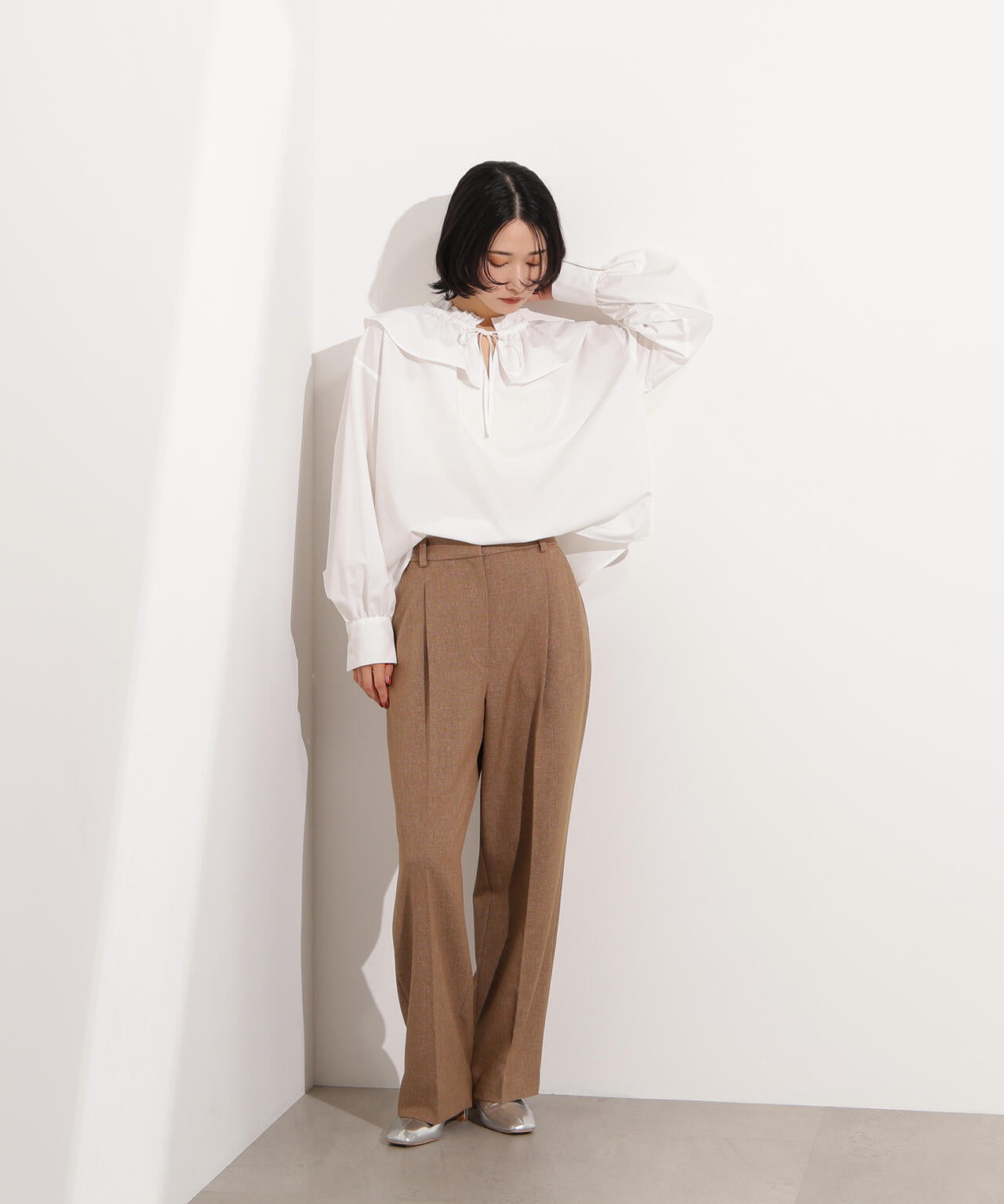 ダブルフリルネックブラウス