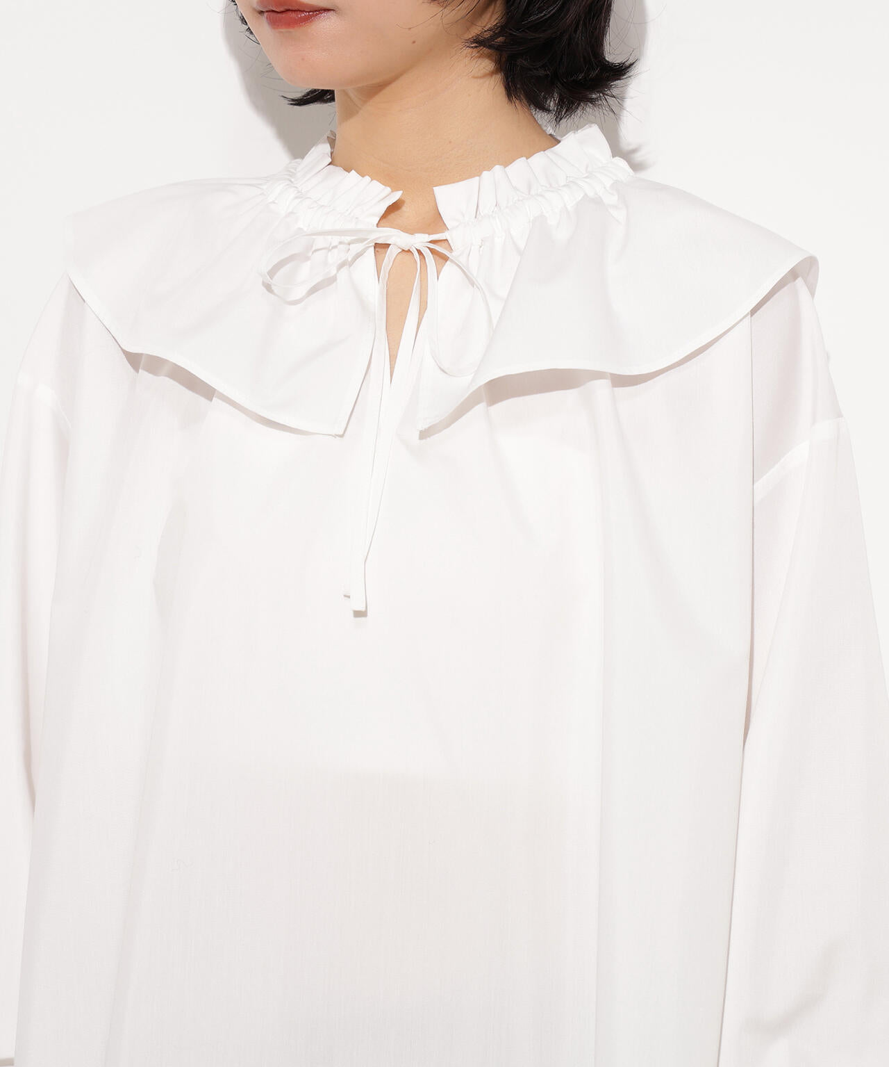 ダブルフリルネックブラウス