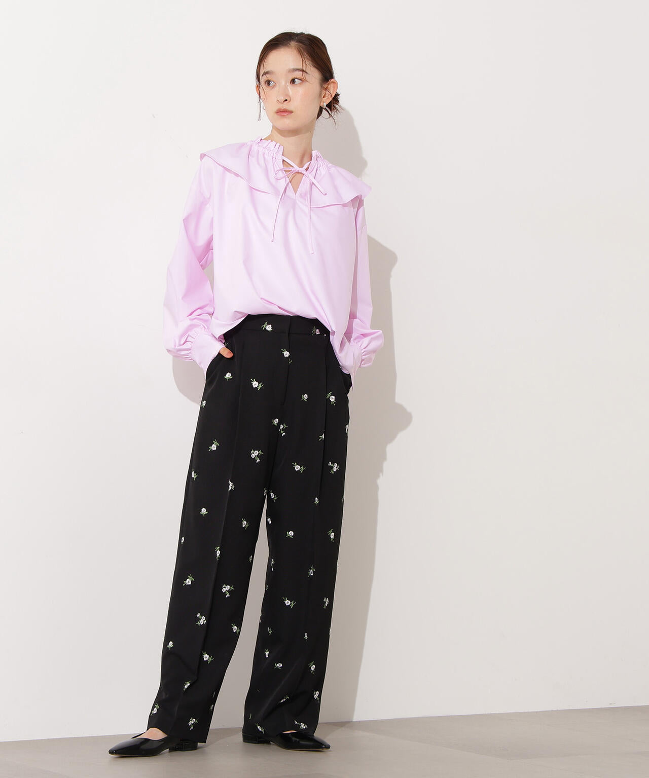 ダブルフリルネックブラウス