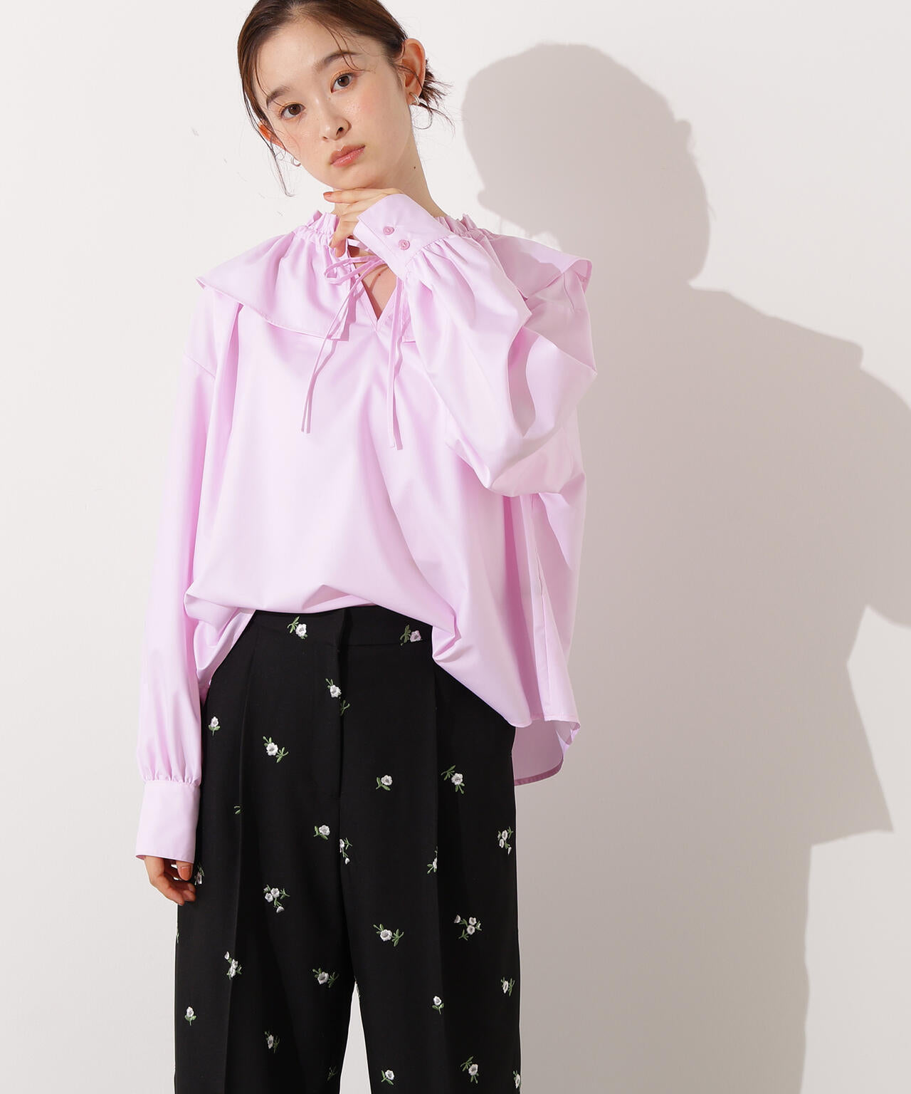 ダブルフリルネックブラウス