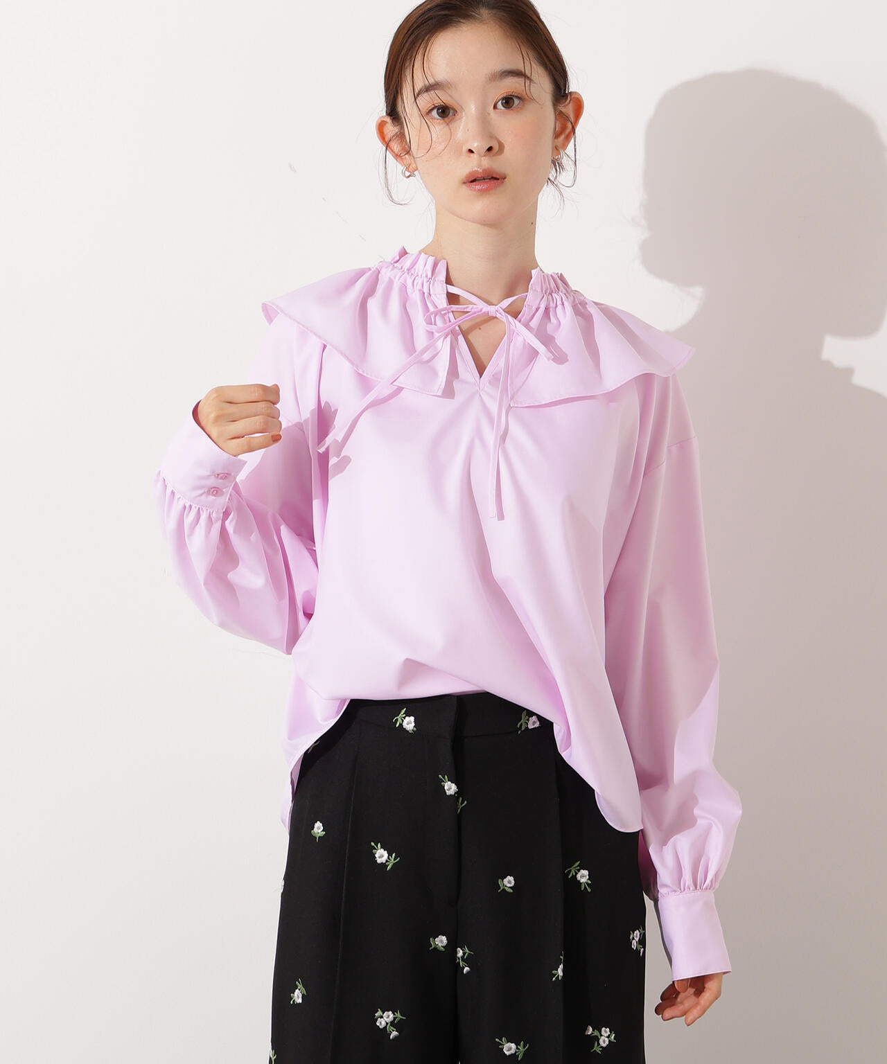 ダブルフリルネックブラウス