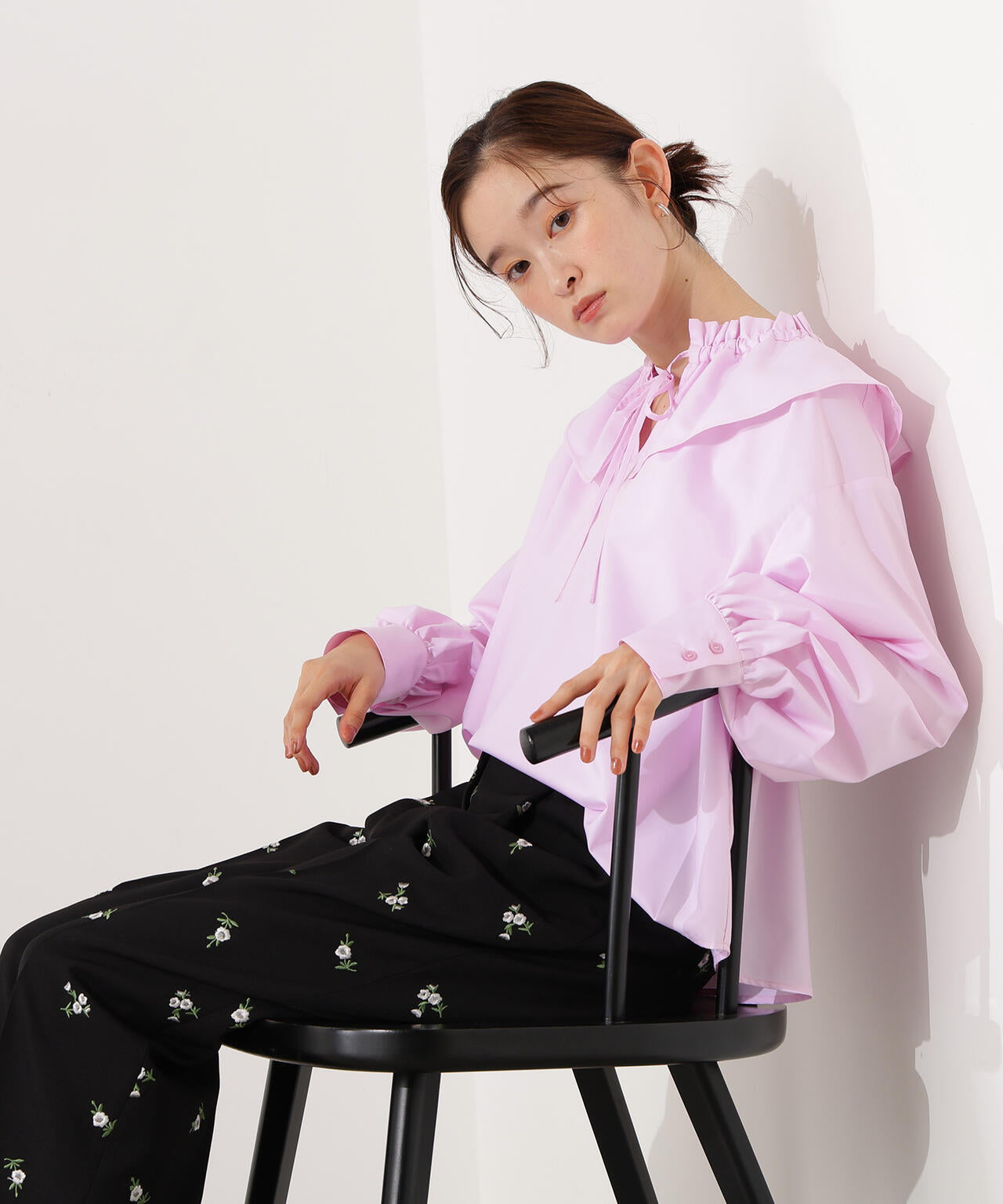 ダブルフリルネックブラウス