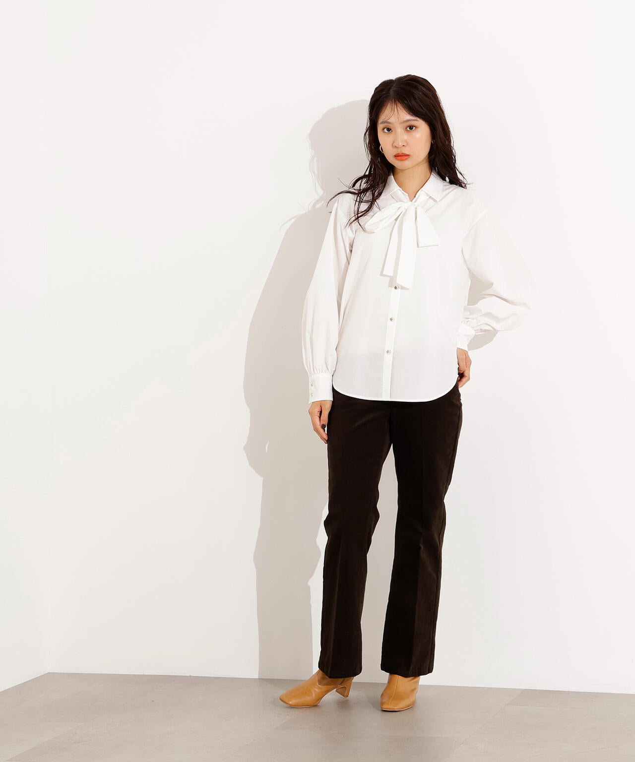 【小室安未さん着用】ゴールドボタン2wayリボンブラウス