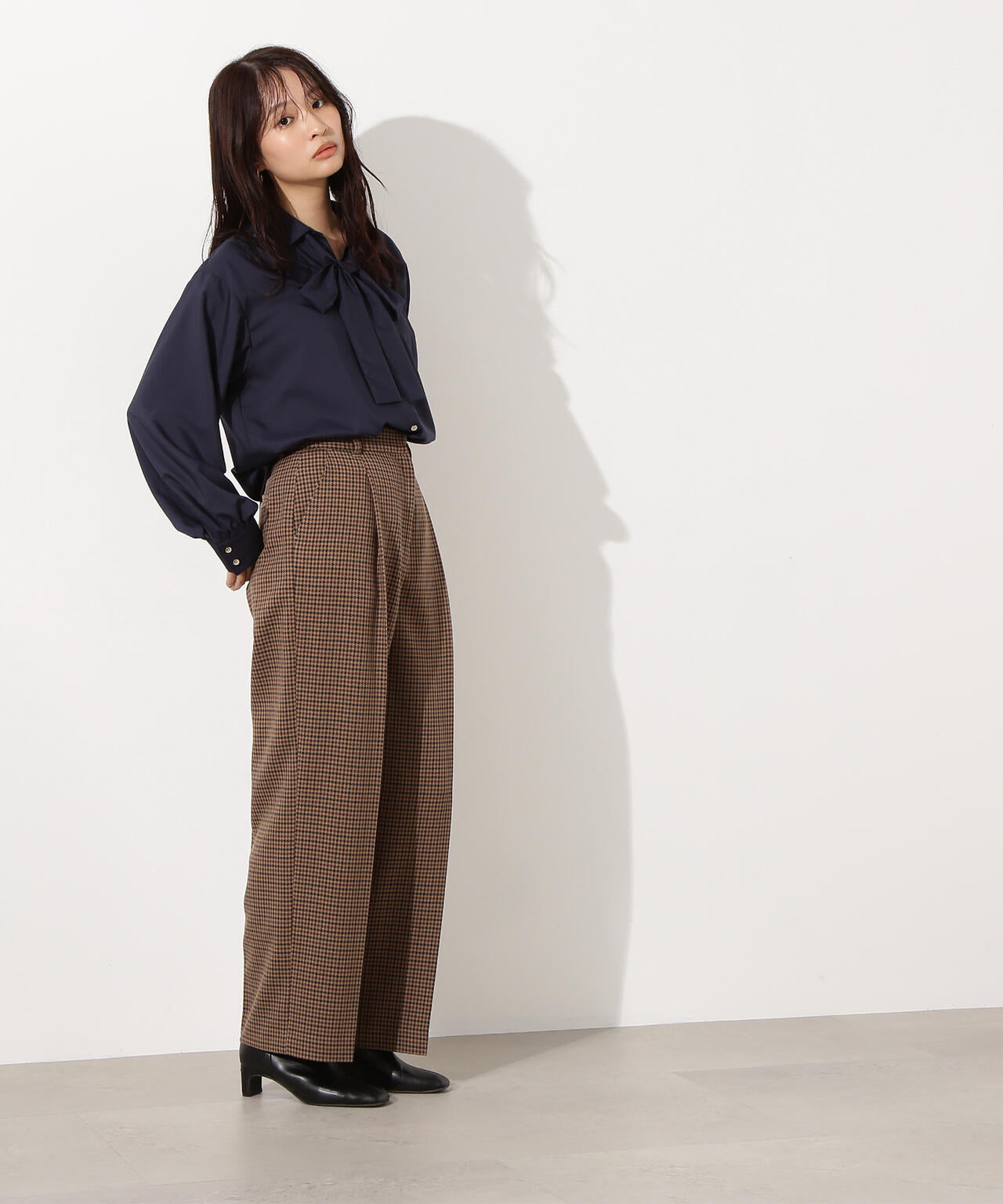 【小室安未さん着用】ゴールドボタン2wayリボンブラウス