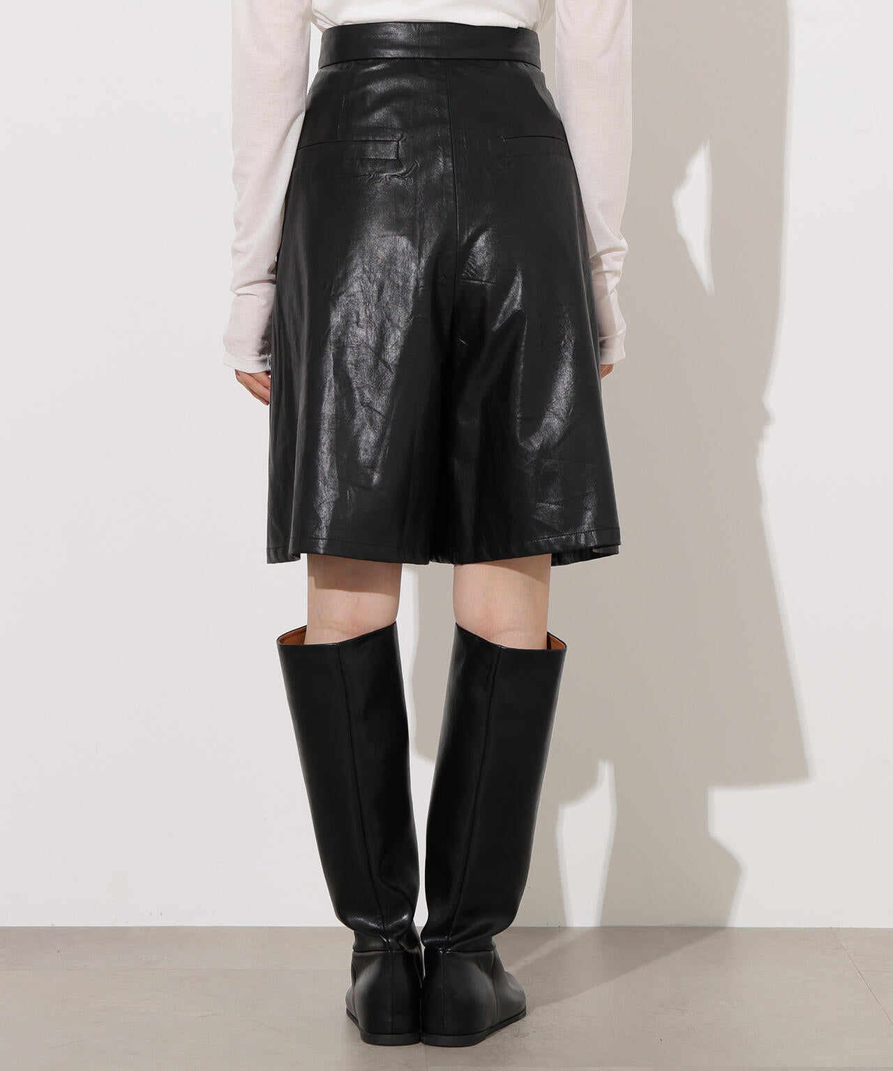 【岸本セシルさん着用】フェイクレザーハーフパンツ