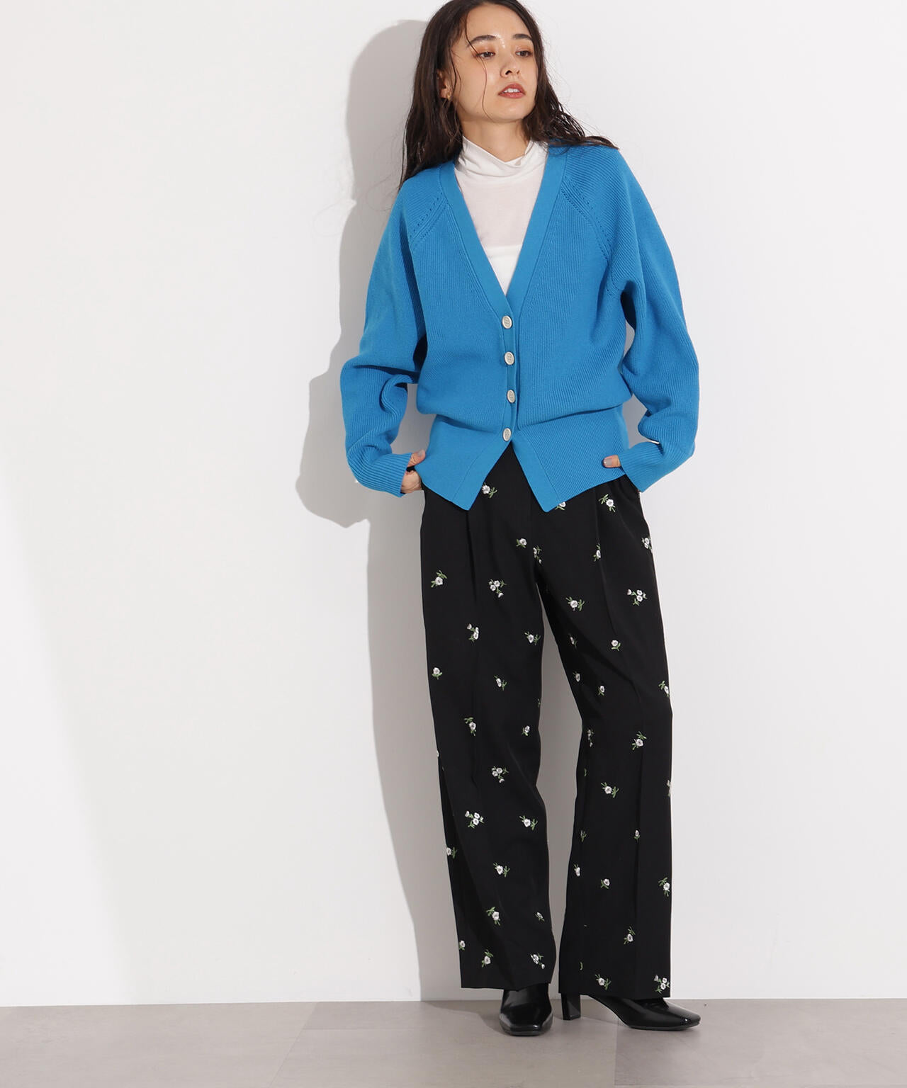 【岸本セシルさん着用】Vネックフォルムカーディガン