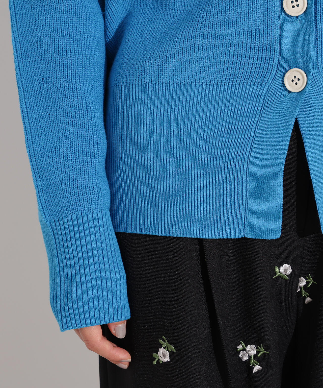 【岸本セシルさん着用】Vネックフォルムカーディガン