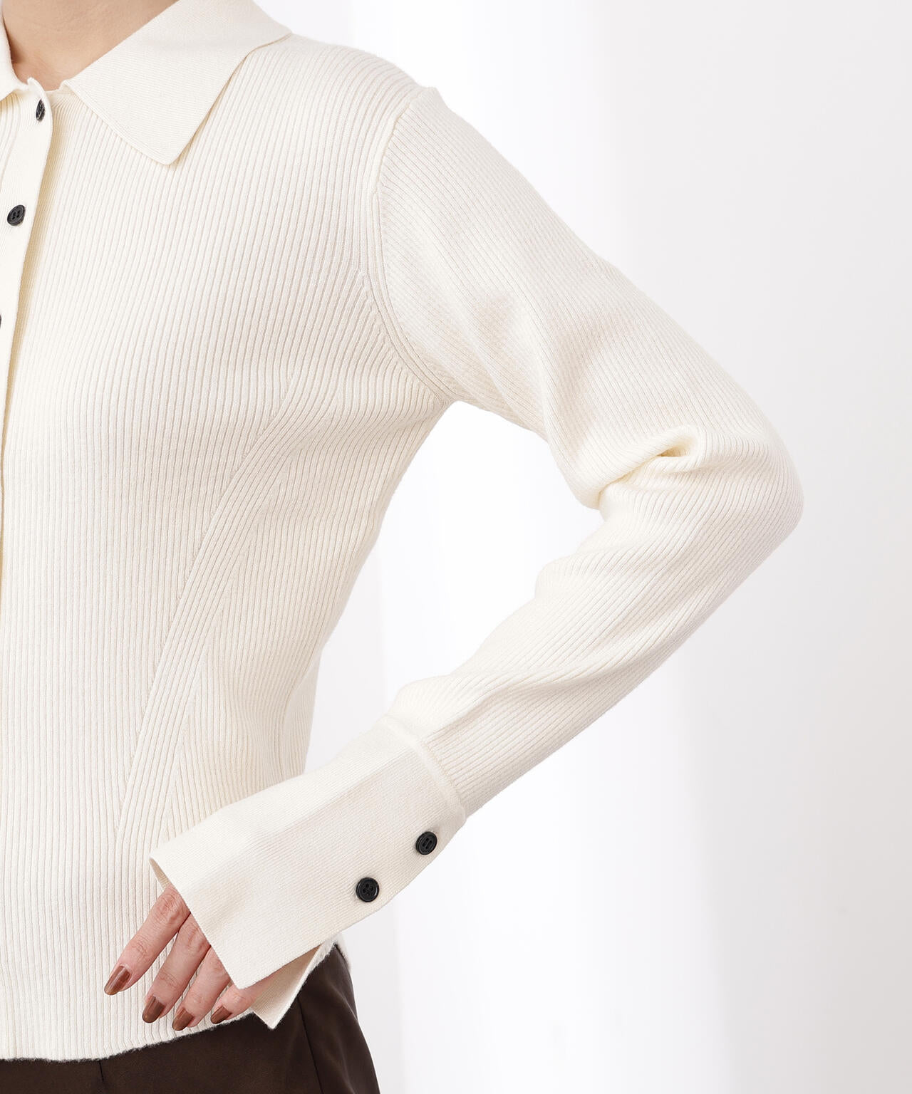 【岸本セシルさん着用】ポロ襟フレアカフスニット