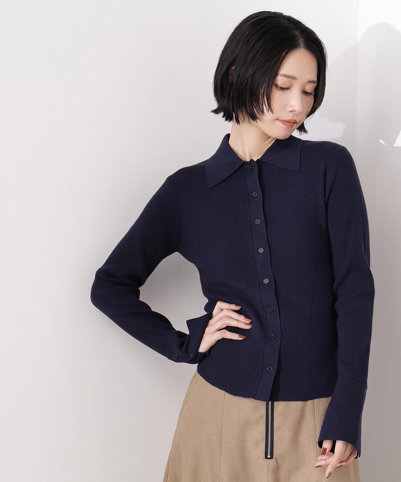 【岸本セシルさん着用】ポロ襟フレアカフスニット