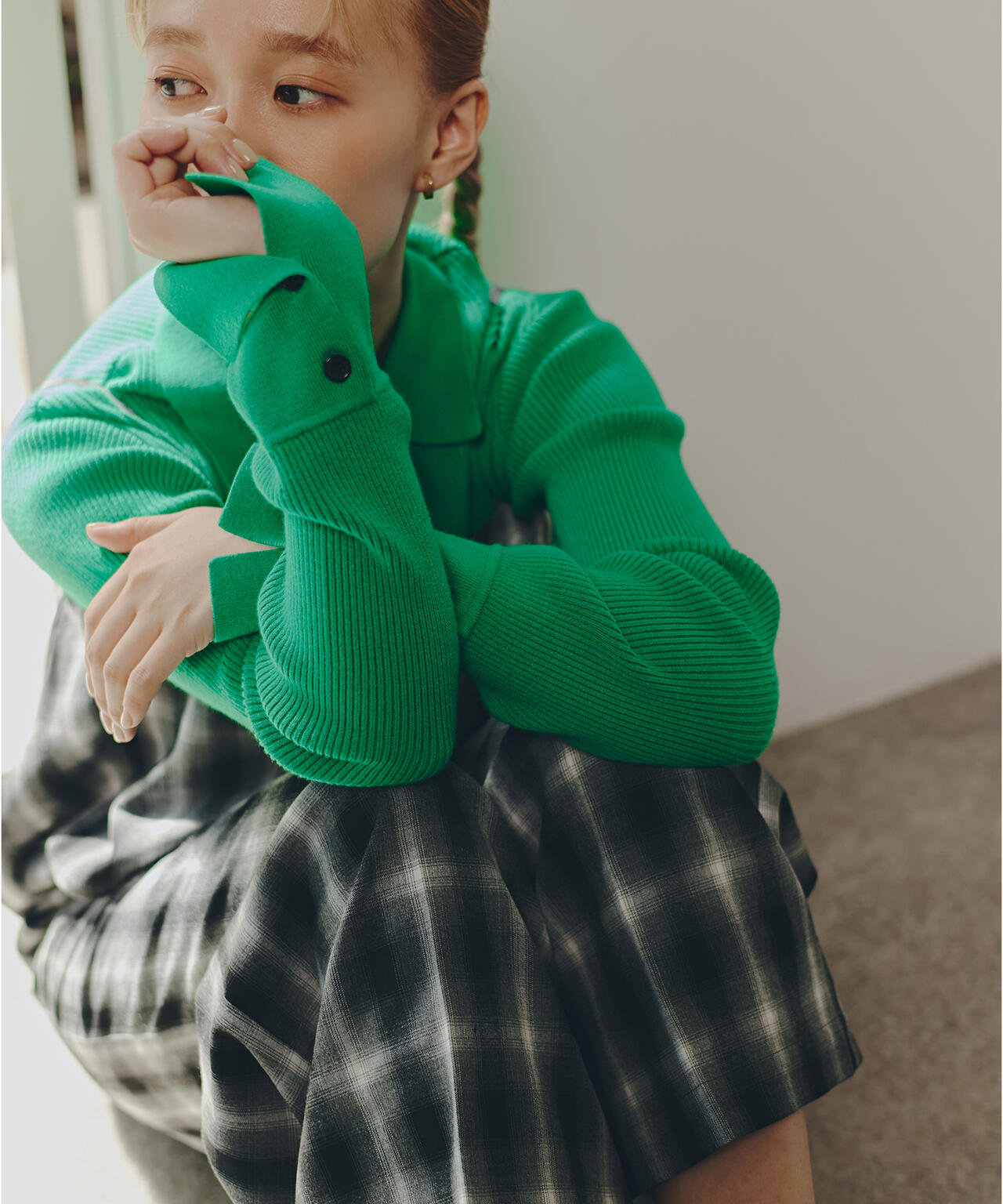 【岸本セシルさん着用】ポロ襟フレアカフスニット