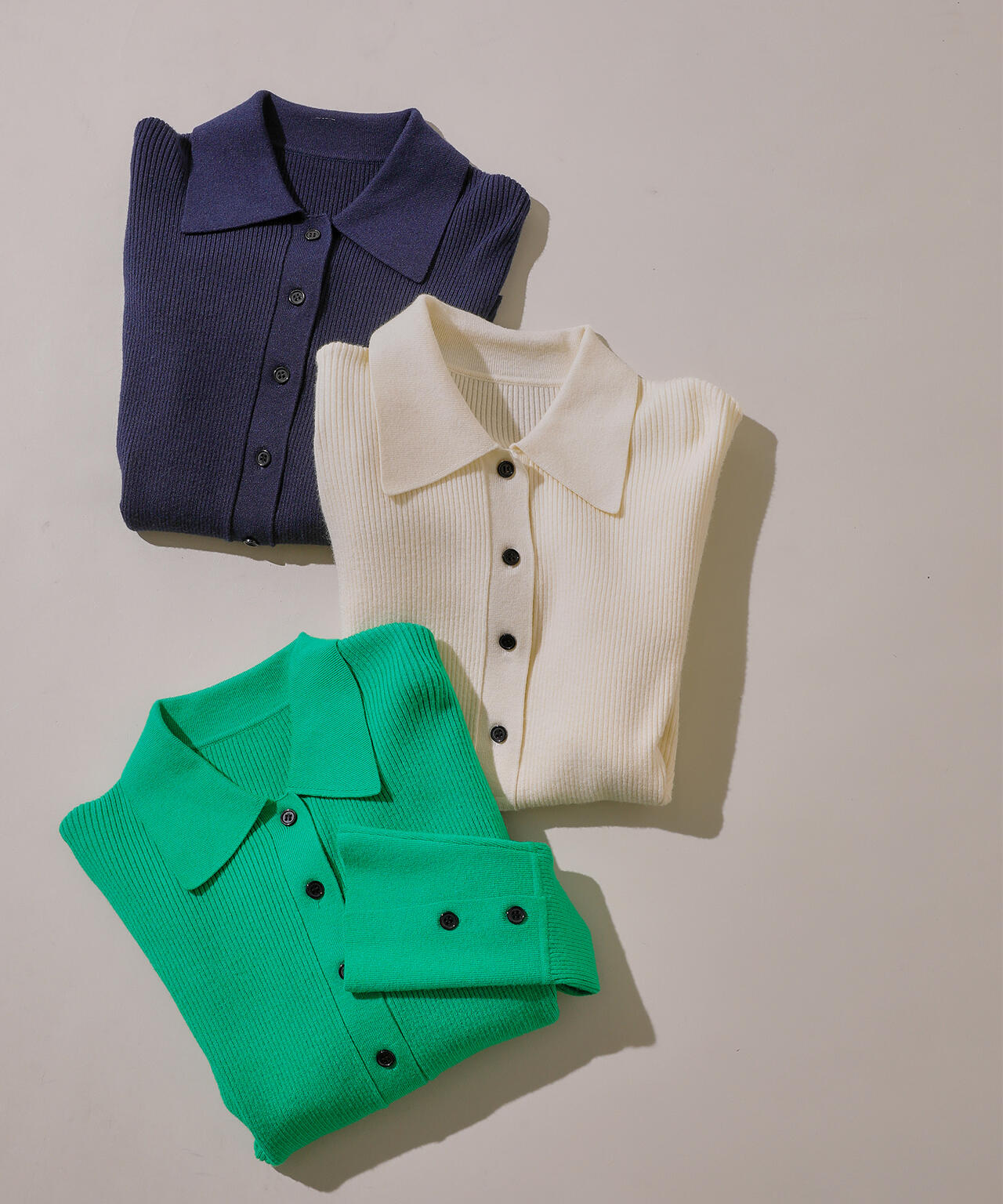 【岸本セシルさん着用】ポロ襟フレアカフスニット