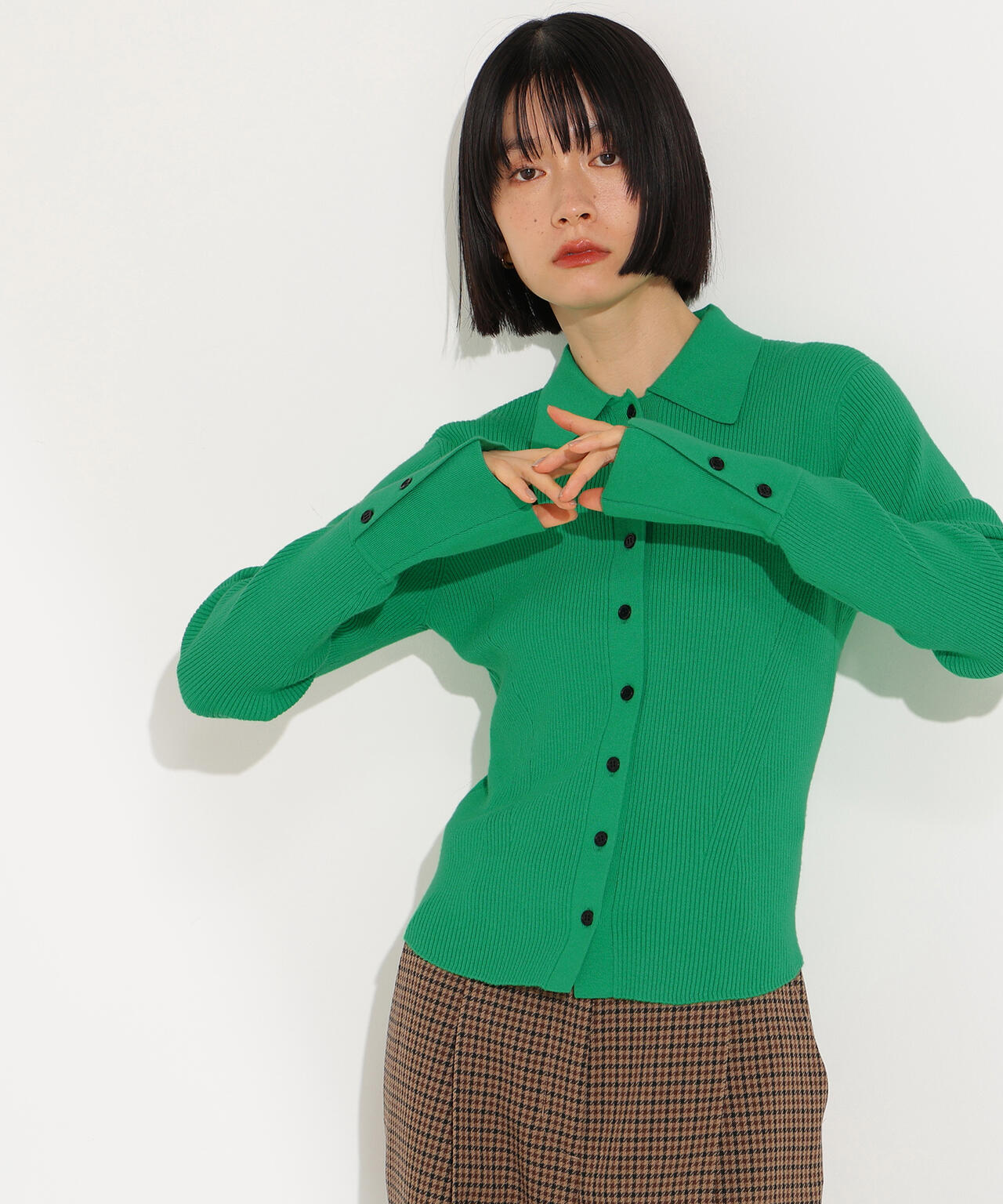 【岸本セシルさん着用】ポロ襟フレアカフスニット