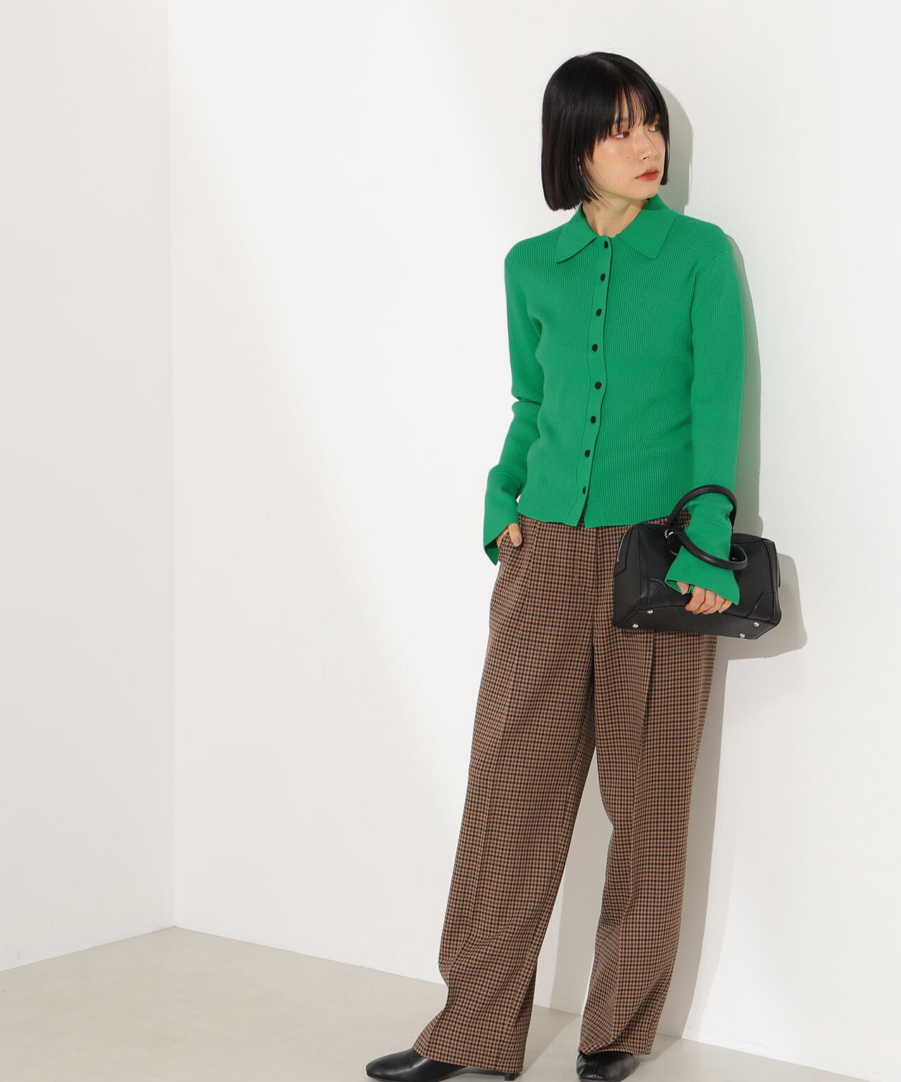 【岸本セシルさん着用】ポロ襟フレアカフスニット