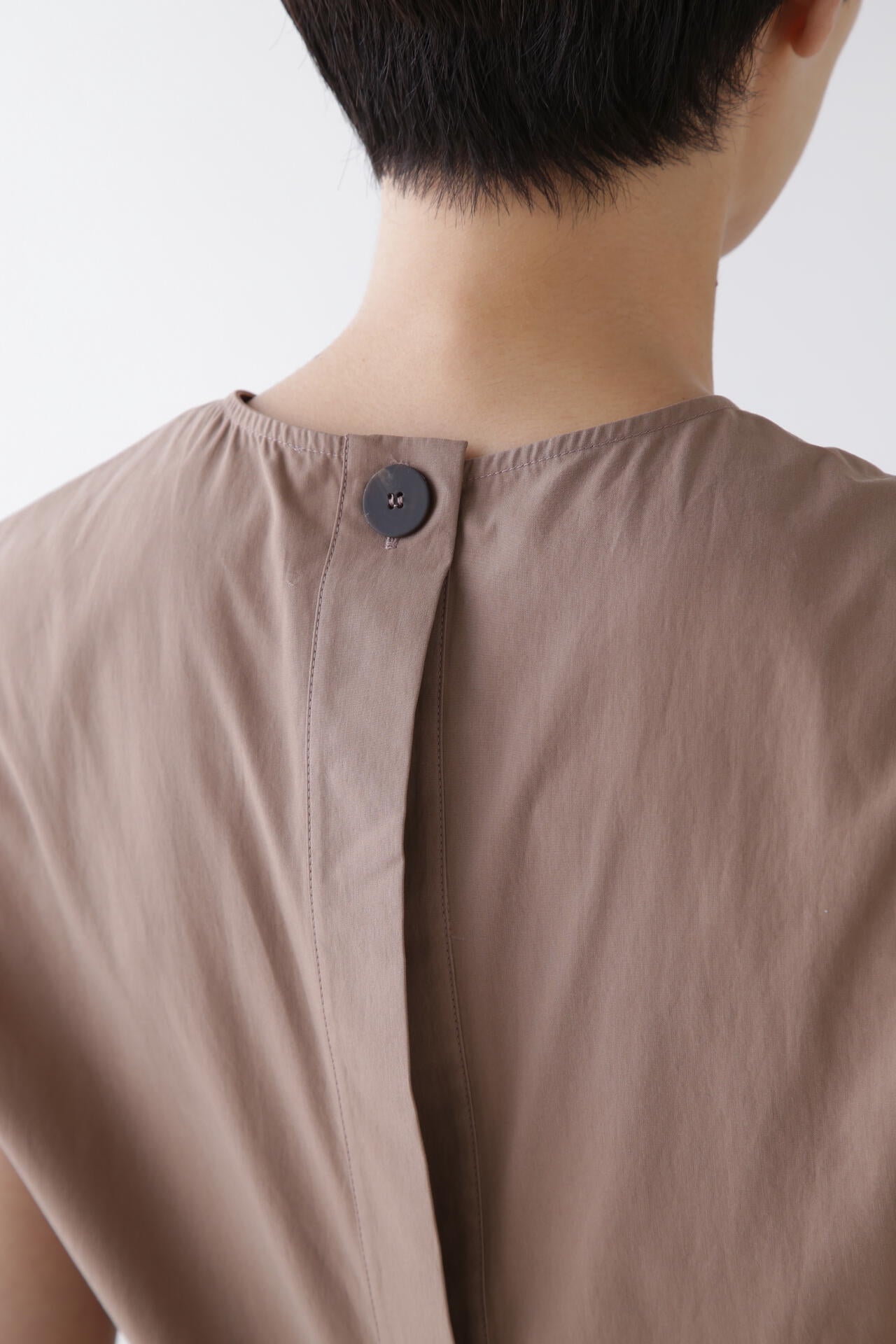 STUDIO NICHOLSON / POWDER COTTON DRAPE TOP
