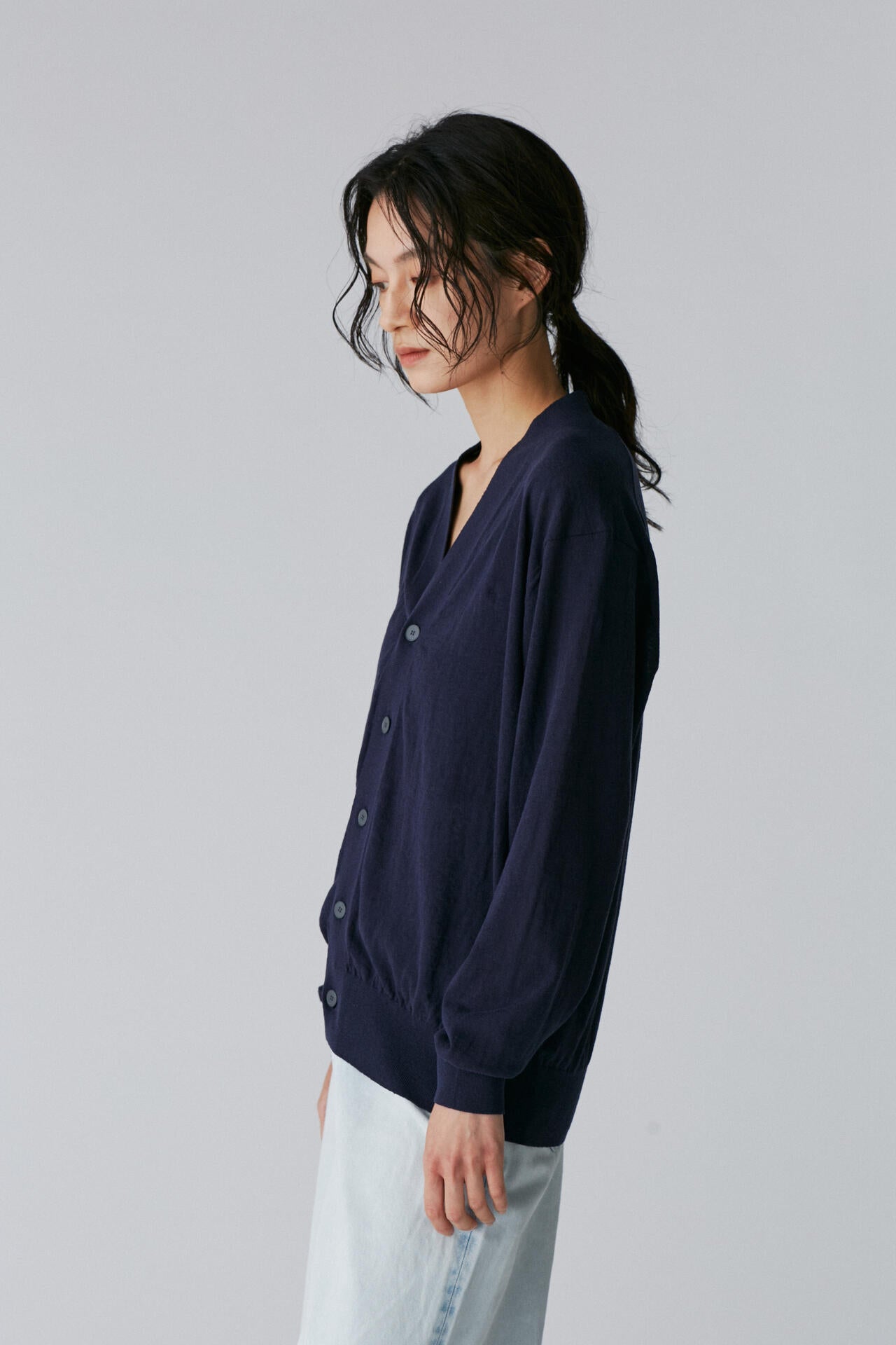 ATON / RECYCLED FRESCA V-NECK CARDIGAN
