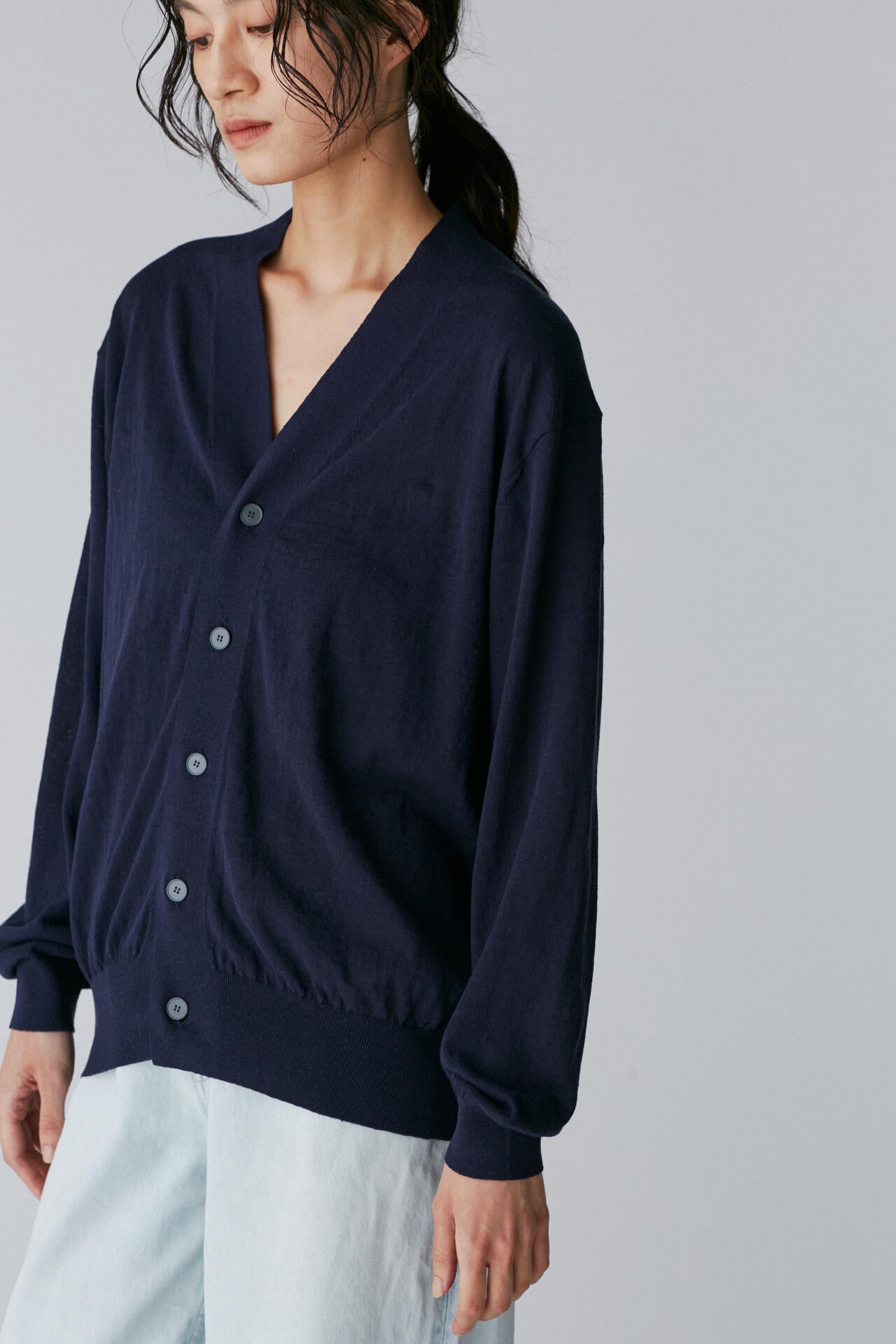 ATON / RECYCLED FRESCA V-NECK CARDIGAN