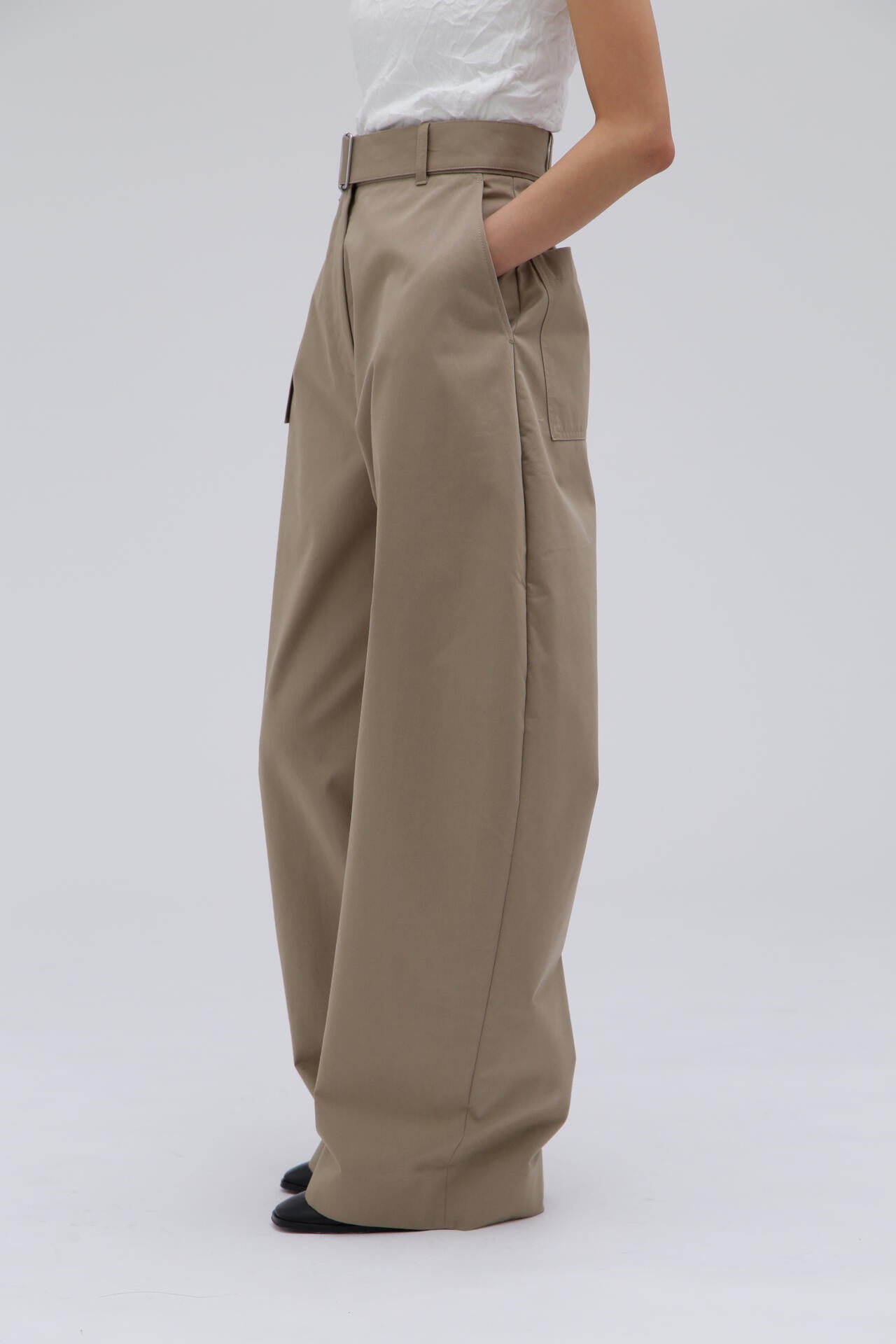 STUDIO NICHOLSON / SOFT TECHNICAL TWILL BELTED ROUND LEG PANT