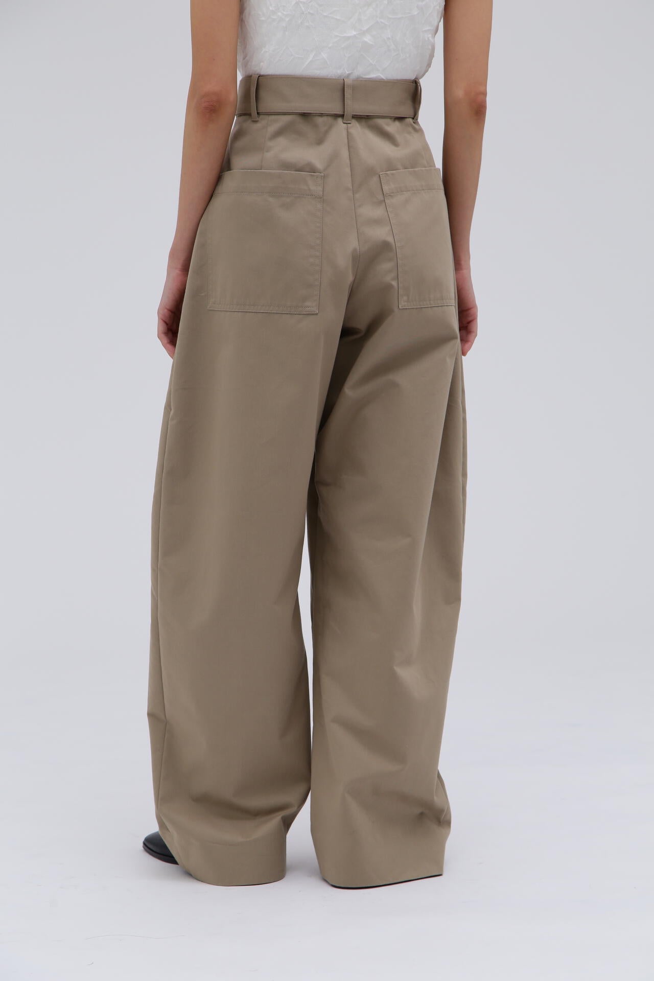 STUDIO NICHOLSON / SOFT TECHNICAL TWILL BELTED ROUND LEG PANT