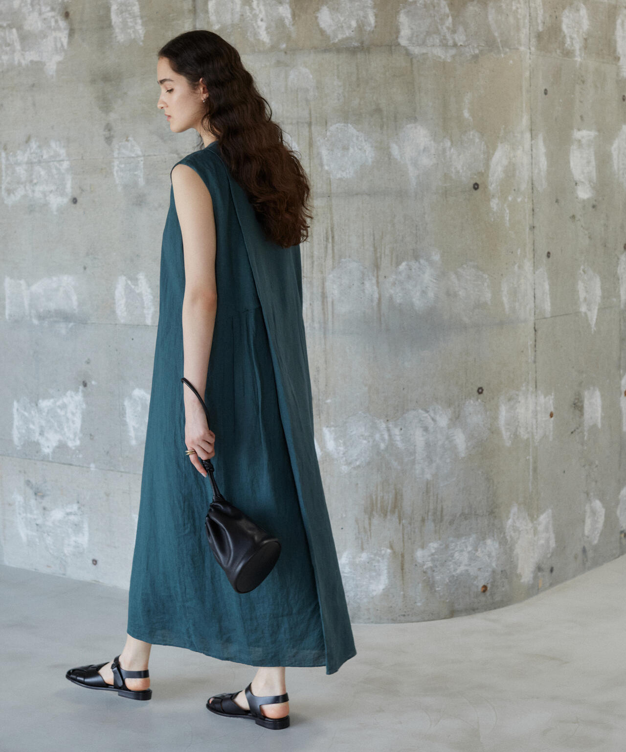 ATON / NATURAL DYED LINEN LAWN TUCKED DRESS