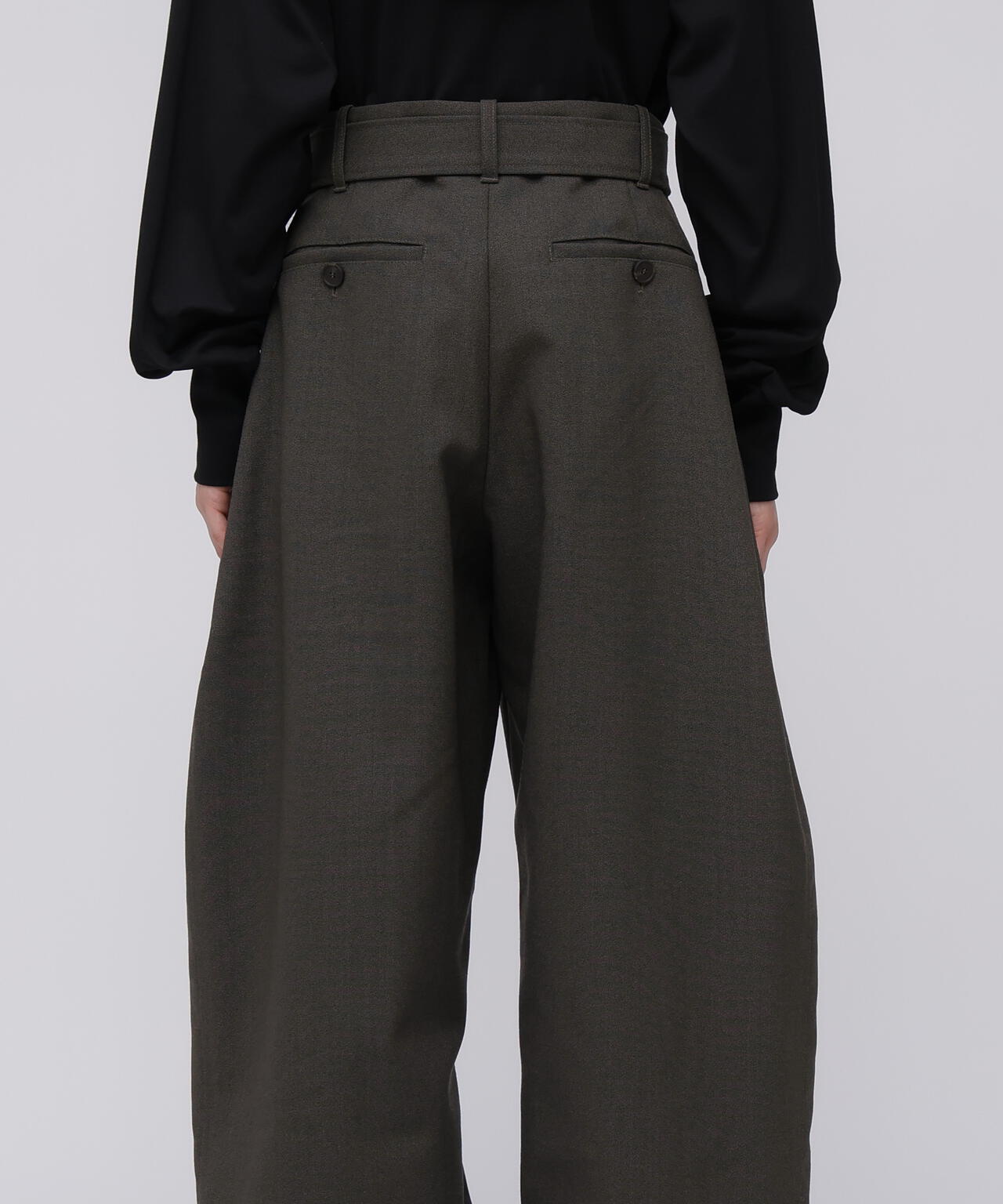 STUDIO NICHOLSON / GRAIN DE POUDRE BELTED ROUND LEG PANT