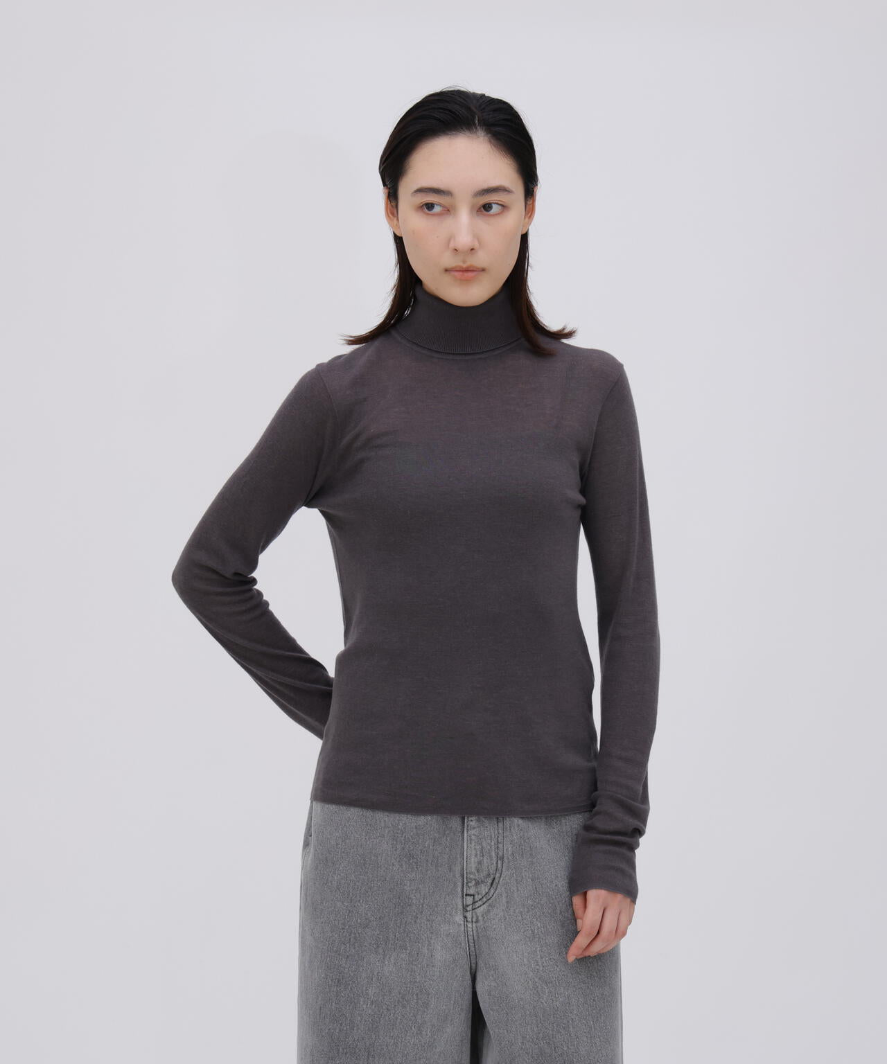 ATON / TENCEL SILK CIRCULER RIB TURTLENECK SWEATER