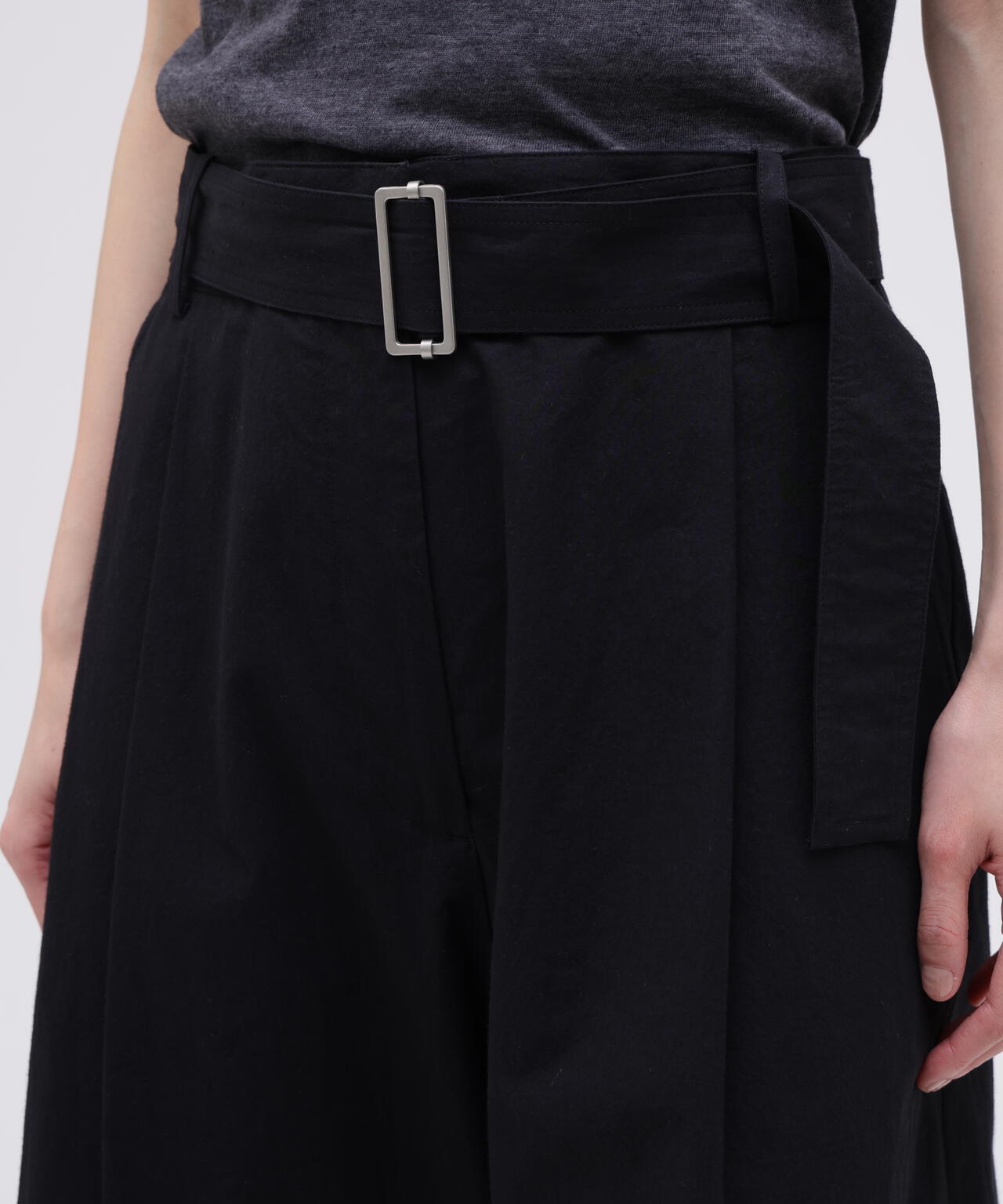 STUDIO NICHOLSON / TYPEWRITER COTTON BELTED PLEATED SHORT