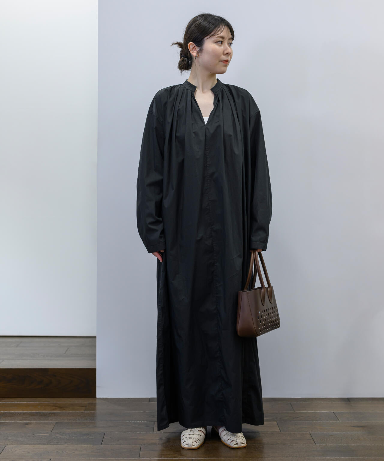 ATON / NATURAL DYED COTTON LAWN TUCKED LONGSLEEVE DRESS