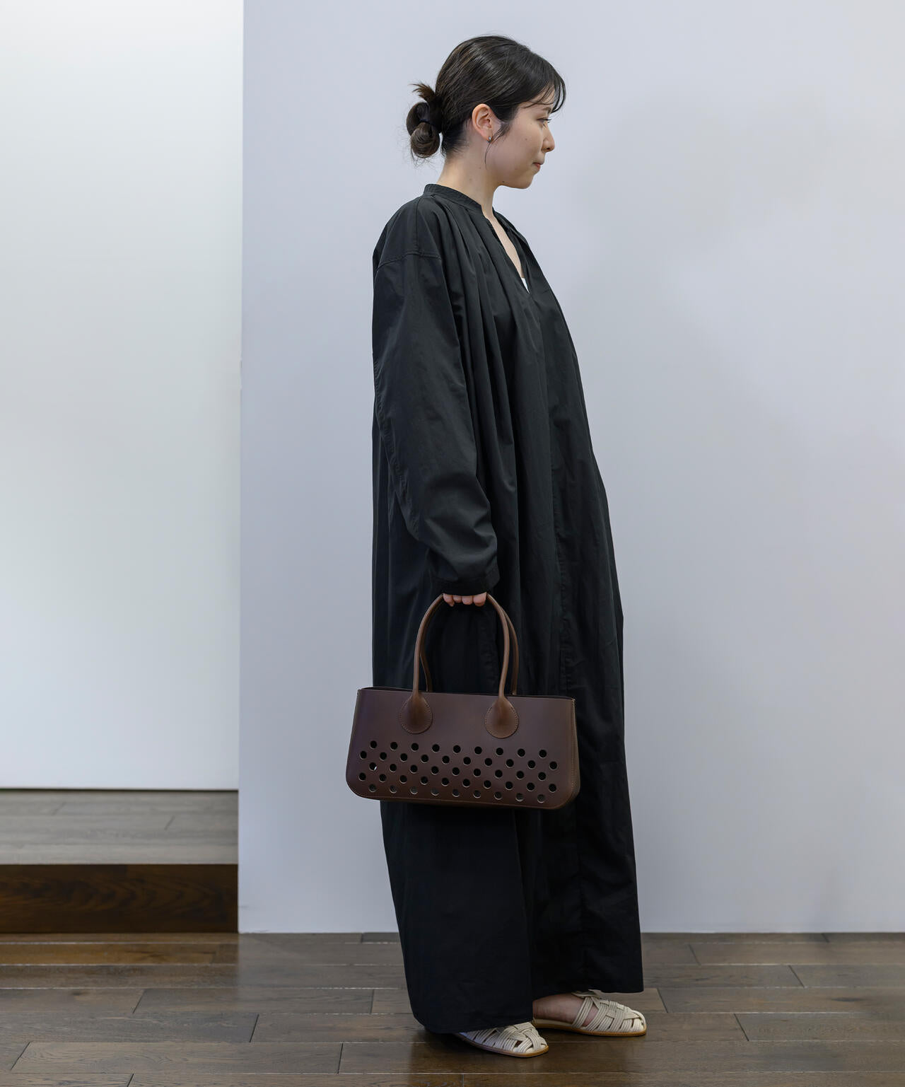 ATON / NATURAL DYED COTTON LAWN TUCKED LONGSLEEVE DRESS