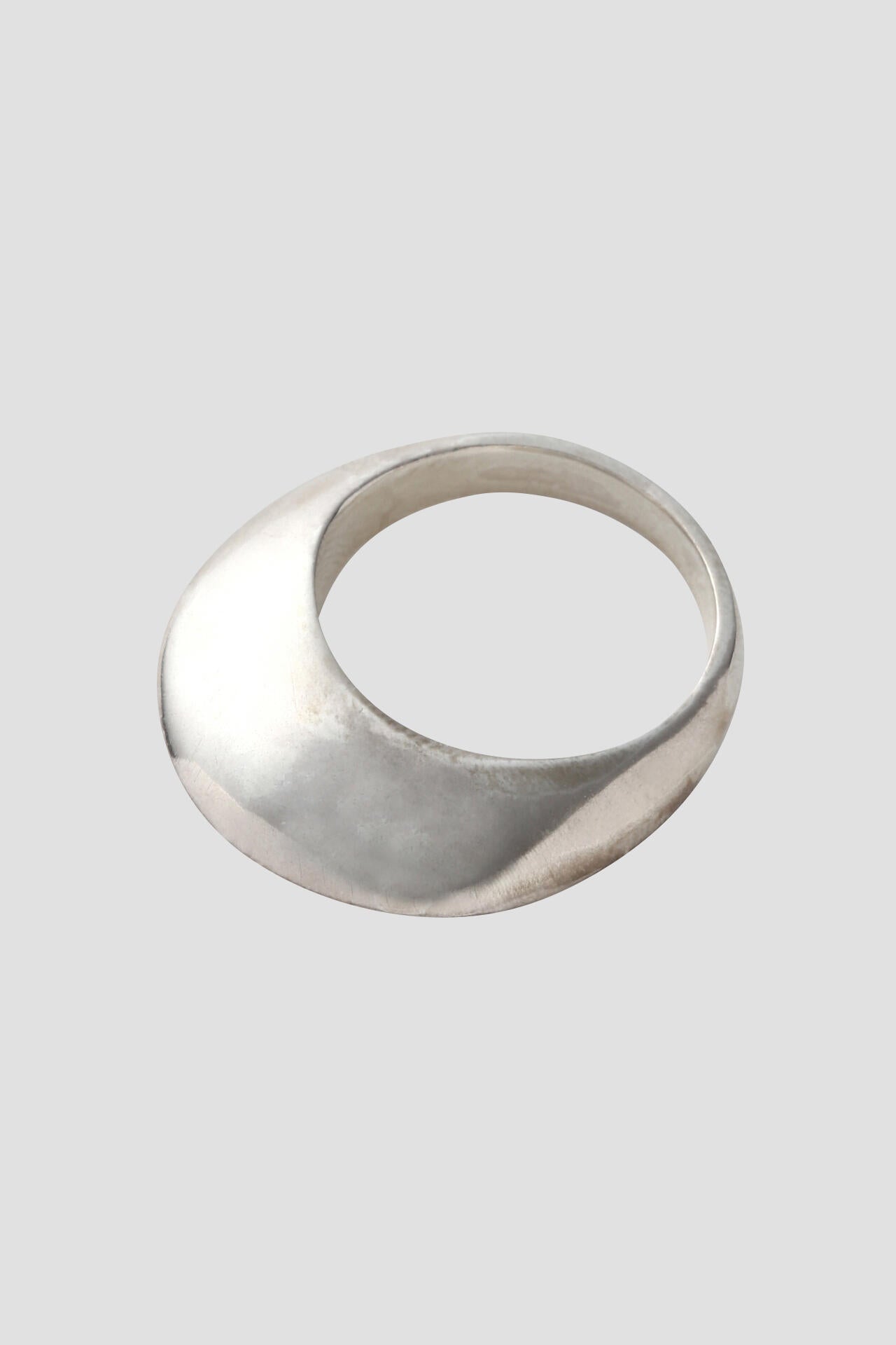 YLEVE / TRIANGLE RING