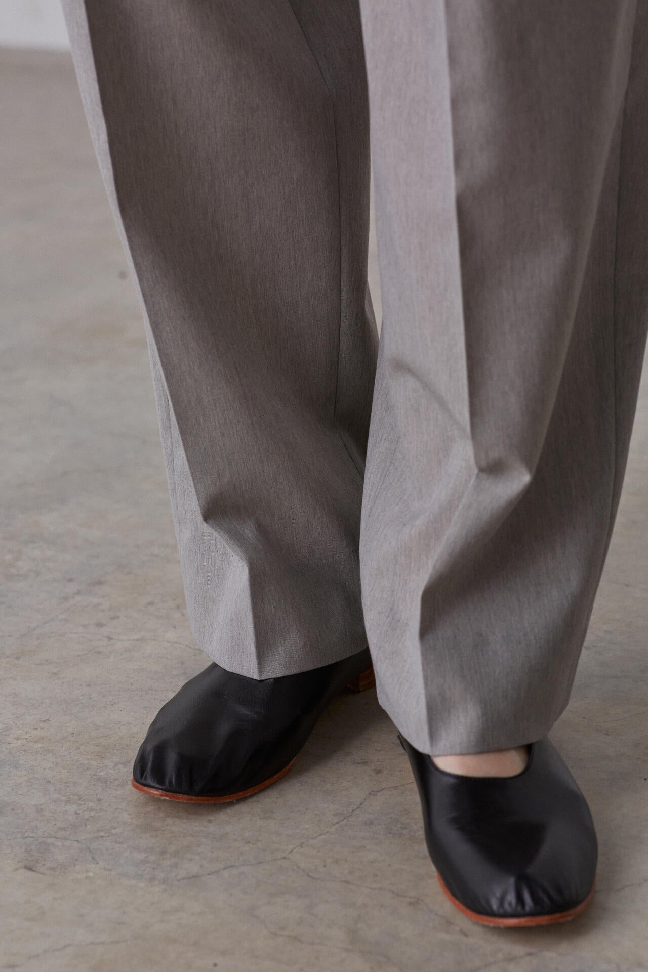 YLEVE / WOOL CHAMBRAY TROUSERS
