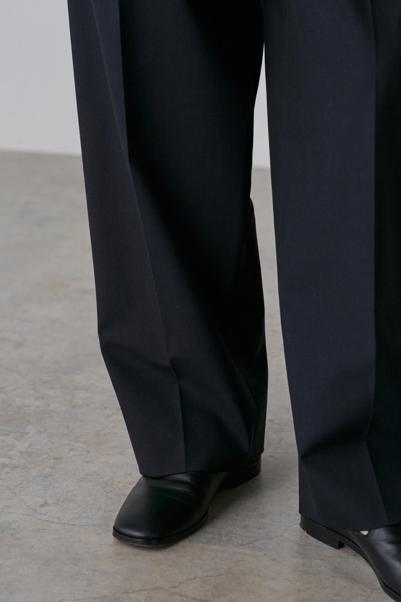 YLEVE / WOOL CHAMBRAY TROUSERS