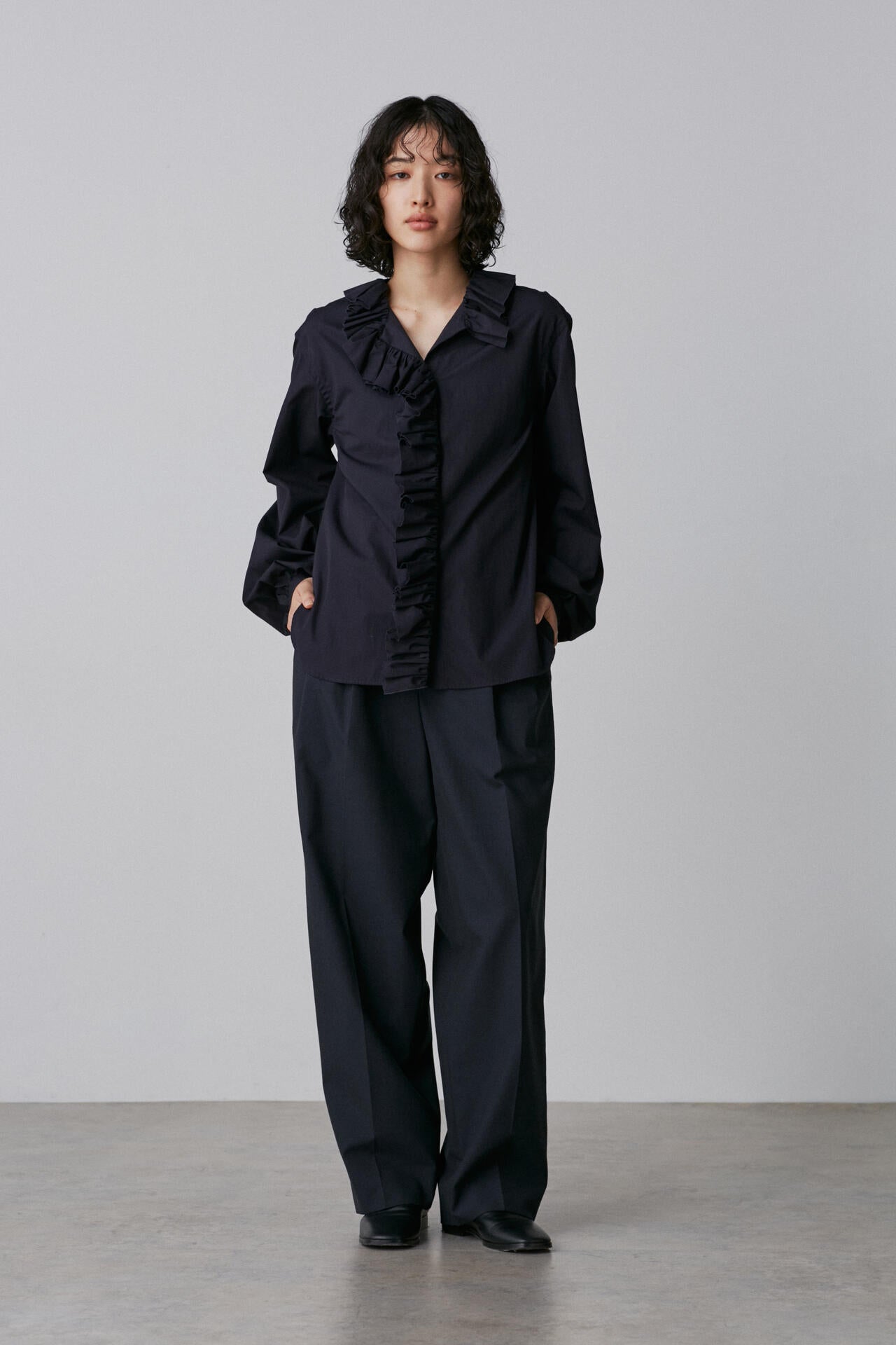 YLEVE / WOOL CHAMBRAY TROUSERS