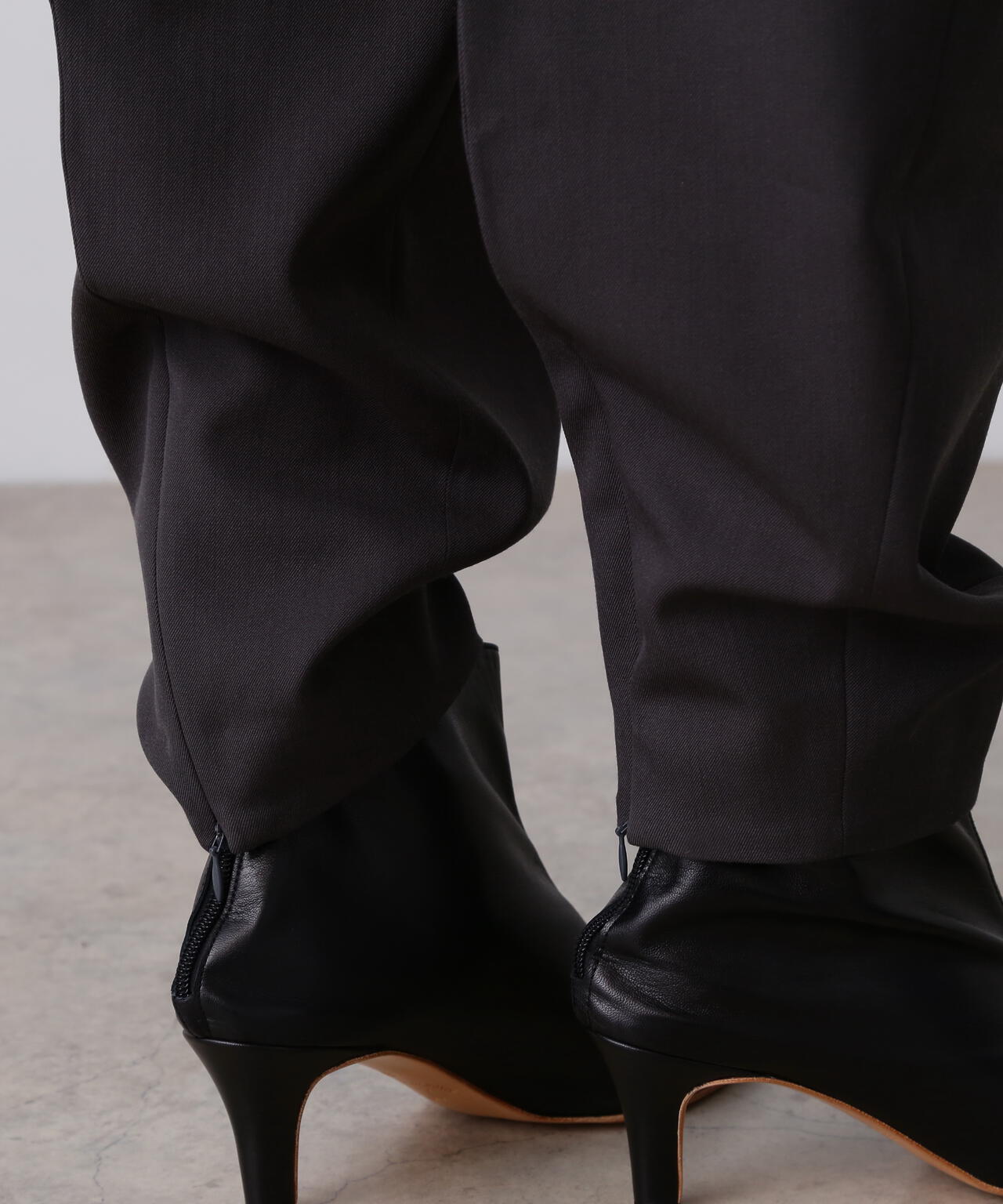 YLÈVE / MERINO WOOL TWILL CURVED TROUSERS