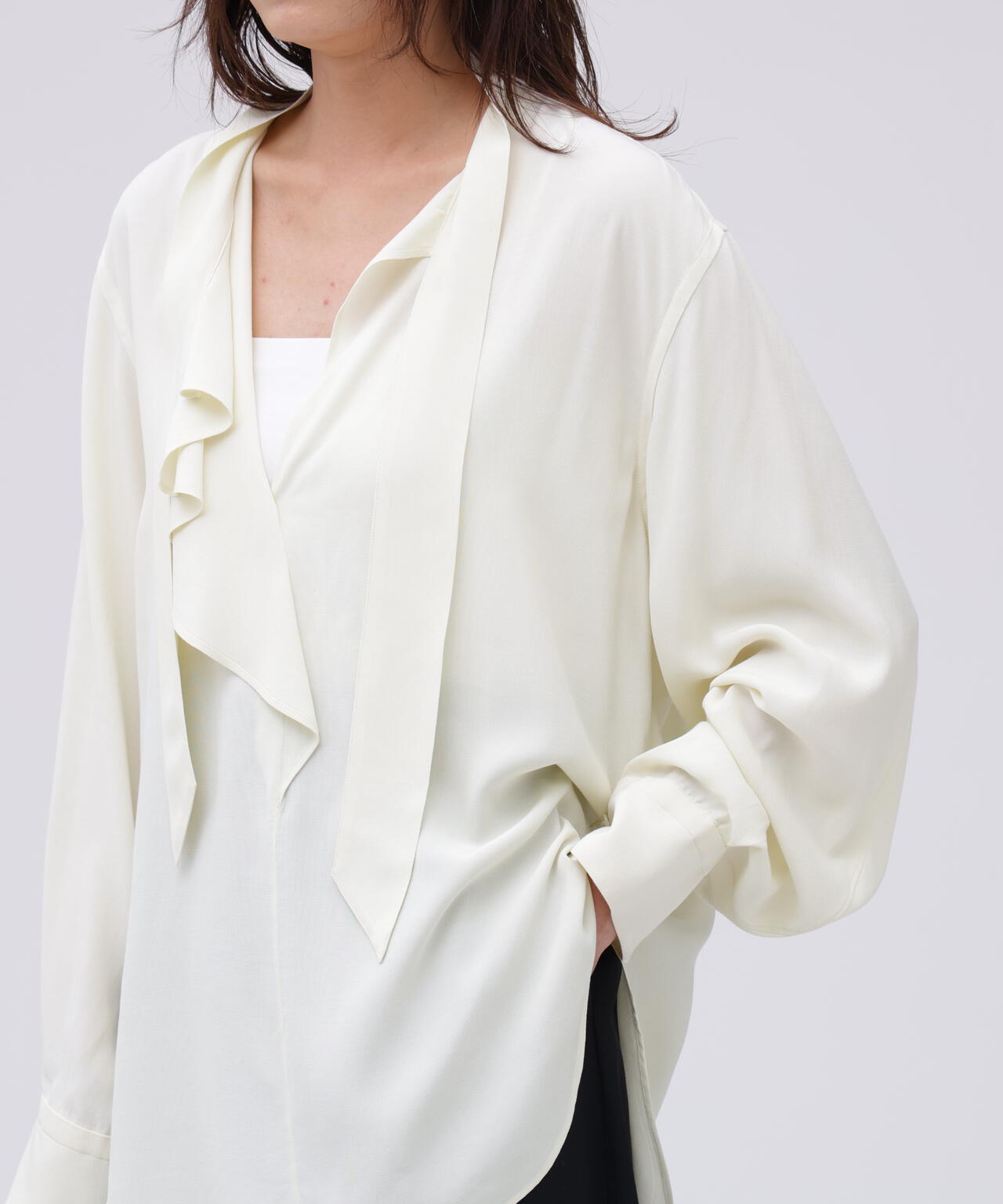 YLÈVE / RAYON DE CHINE RUFFLE BLOUSE