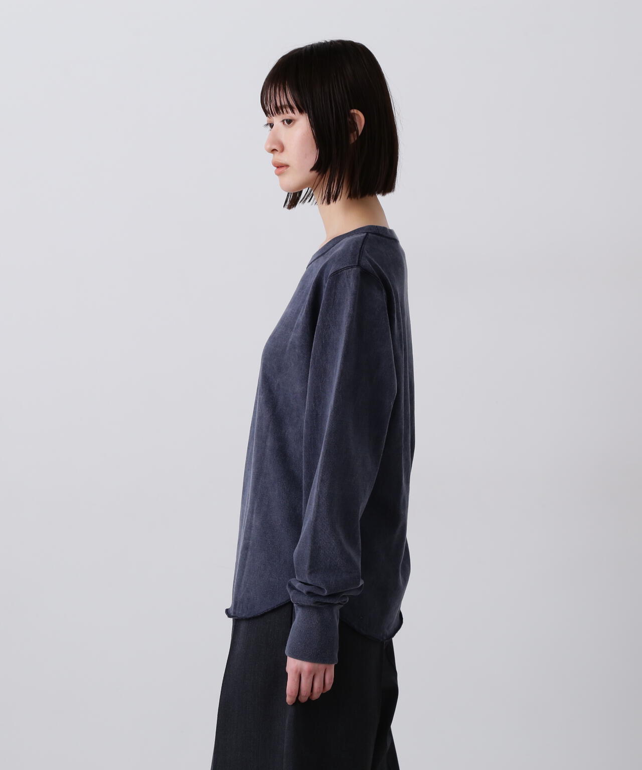 YLÈVE / OPEN END COTTON PIGMENT DYE LONG SLEEVE T‐SHIRT