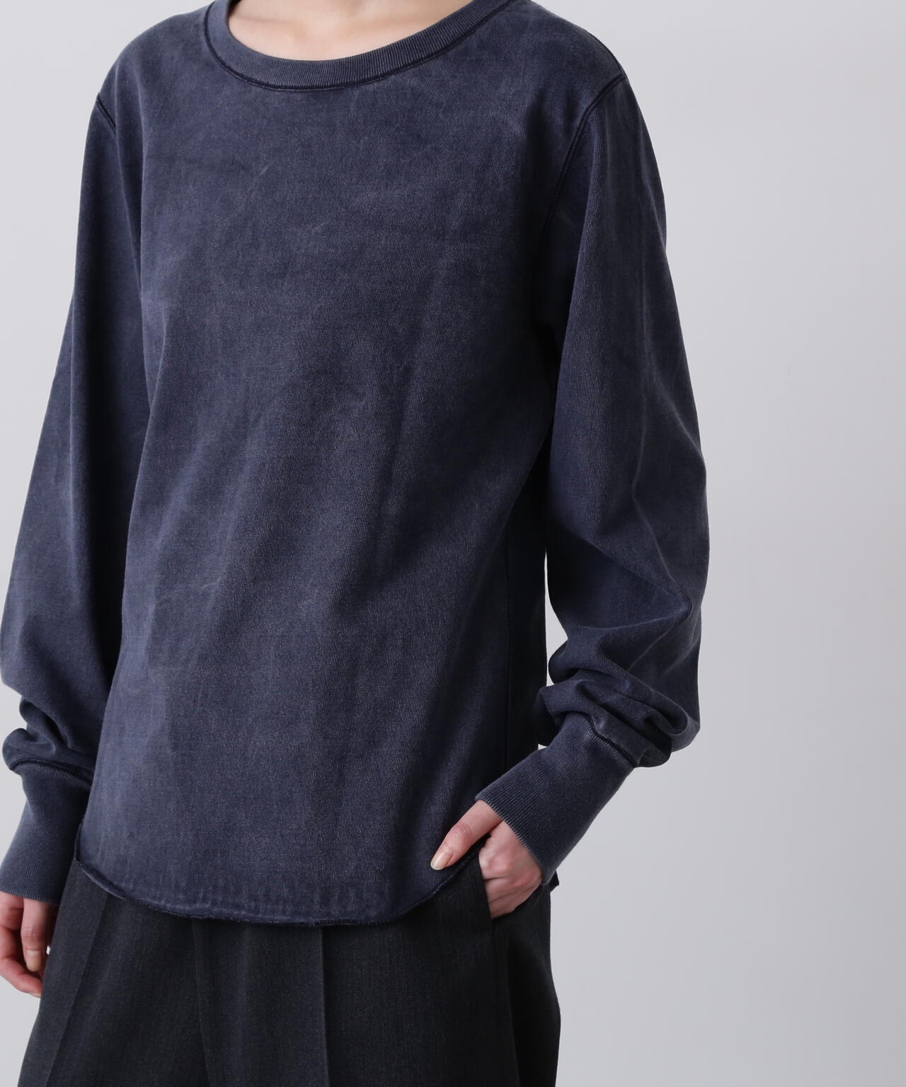 YLÈVE / OPEN END COTTON PIGMENT DYE LONG SLEEVE T‐SHIRT