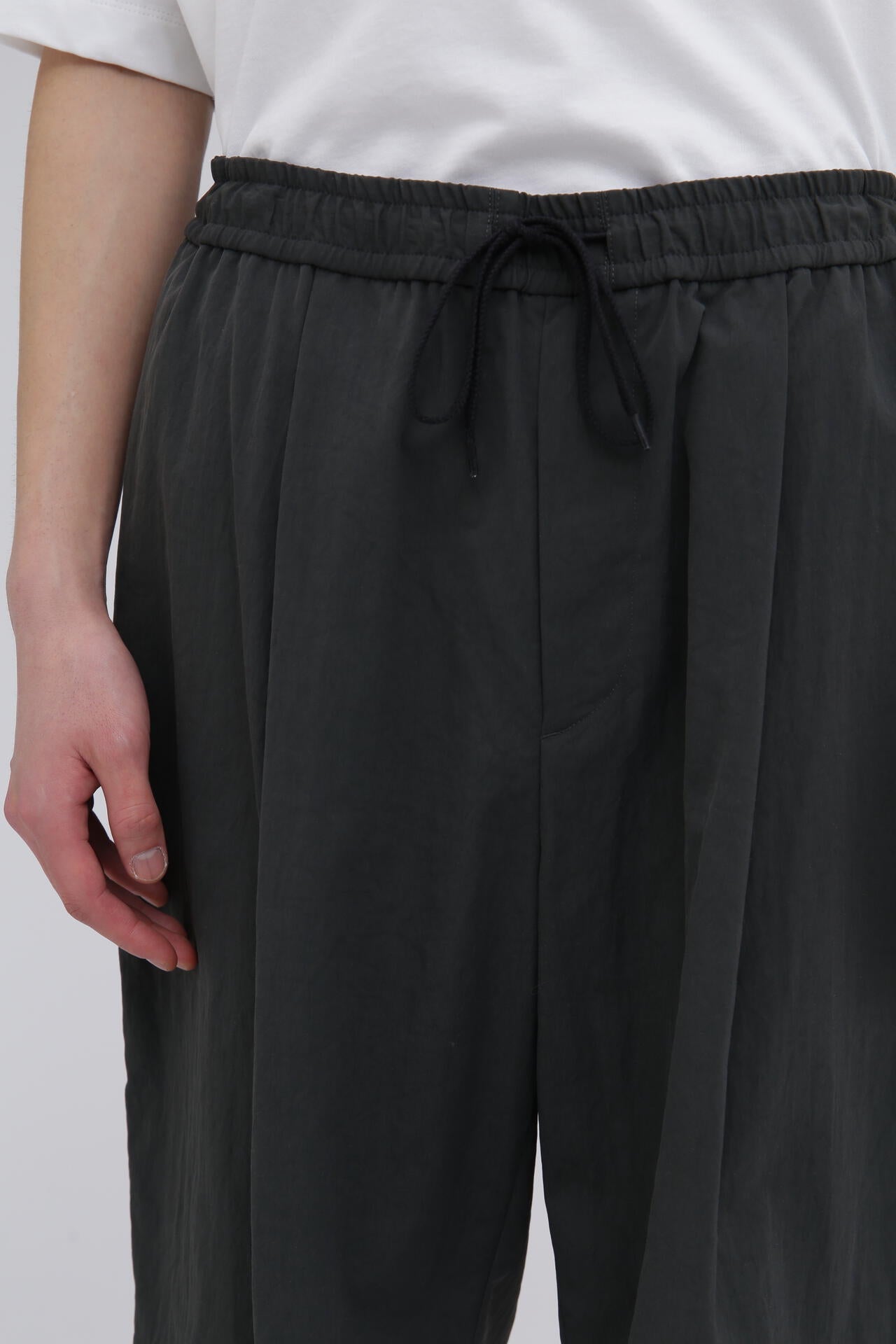 ATON / COTTON LINEN VOILE TWO TUCKED EASY SHORTS