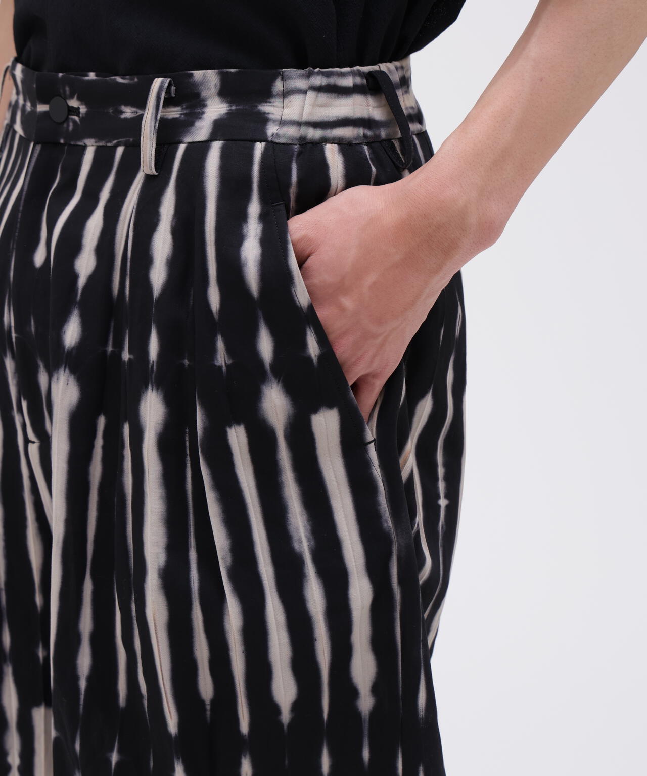 IRENISA / TWO TUCKS WIDE SHORTS