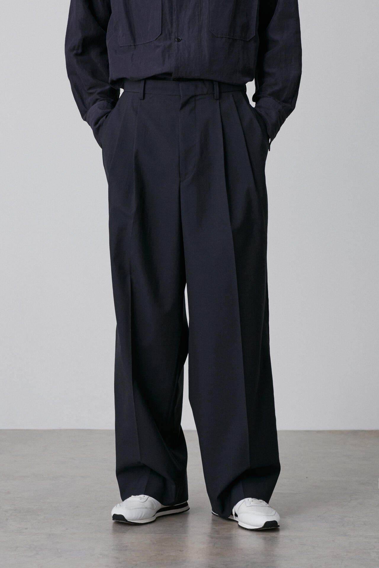 YLEVE / WOOL CHAMBRAY TROUSERS