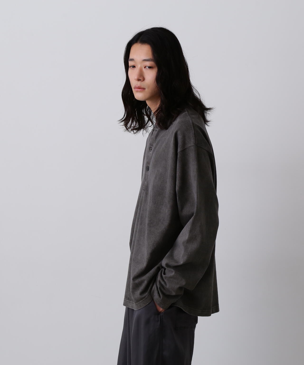 YLEVE / OPEN END COTTON PIGMENT DYE HENRY NECK PULL OVER