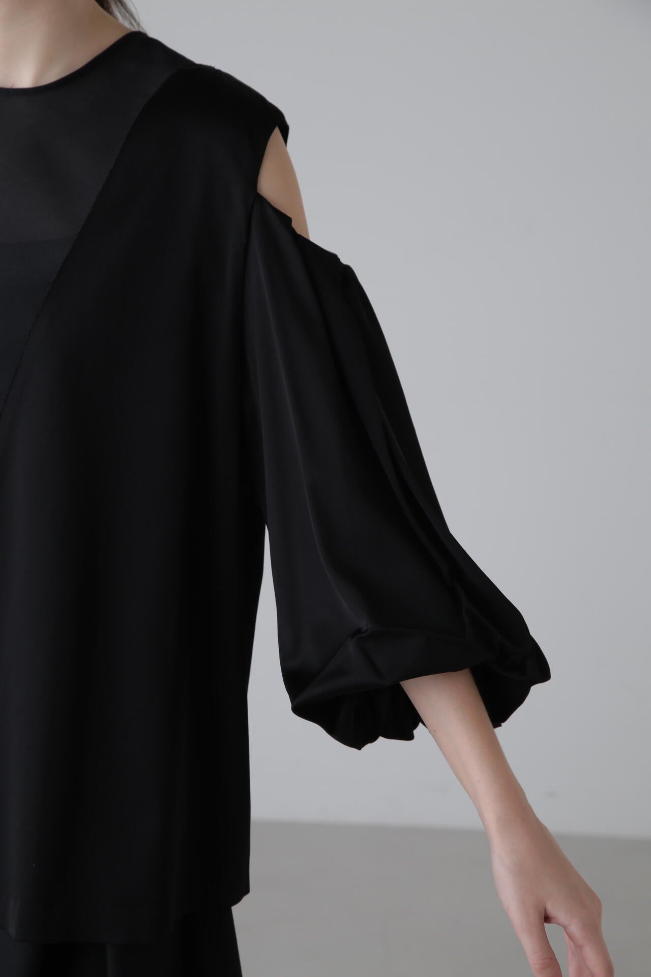 <BLACK LABEL> ハイツイストウールサテンブラウス