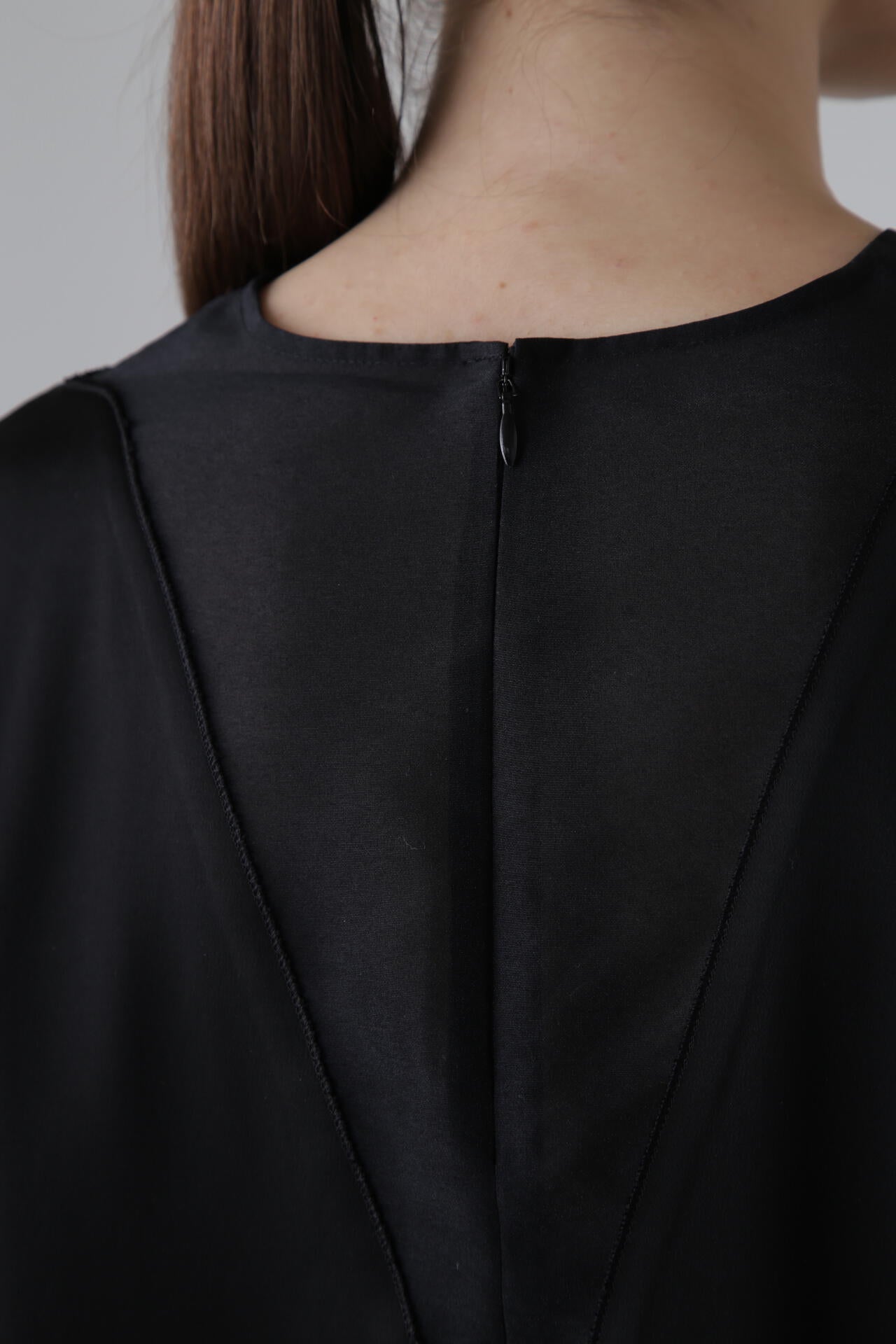 <BLACK LABEL> ハイツイストウールサテンブラウス