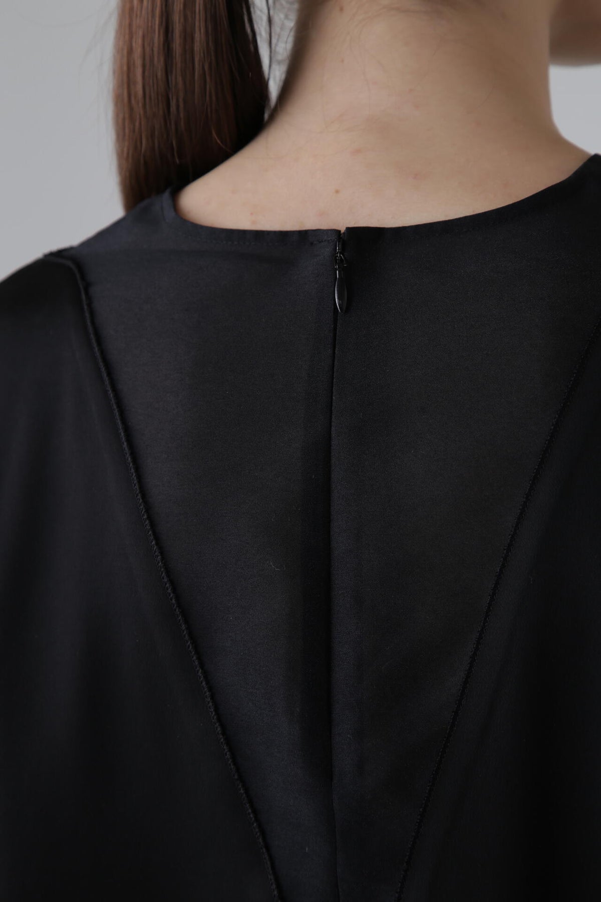 <BLACK LABEL> ハイツイストウールサテンブラウス