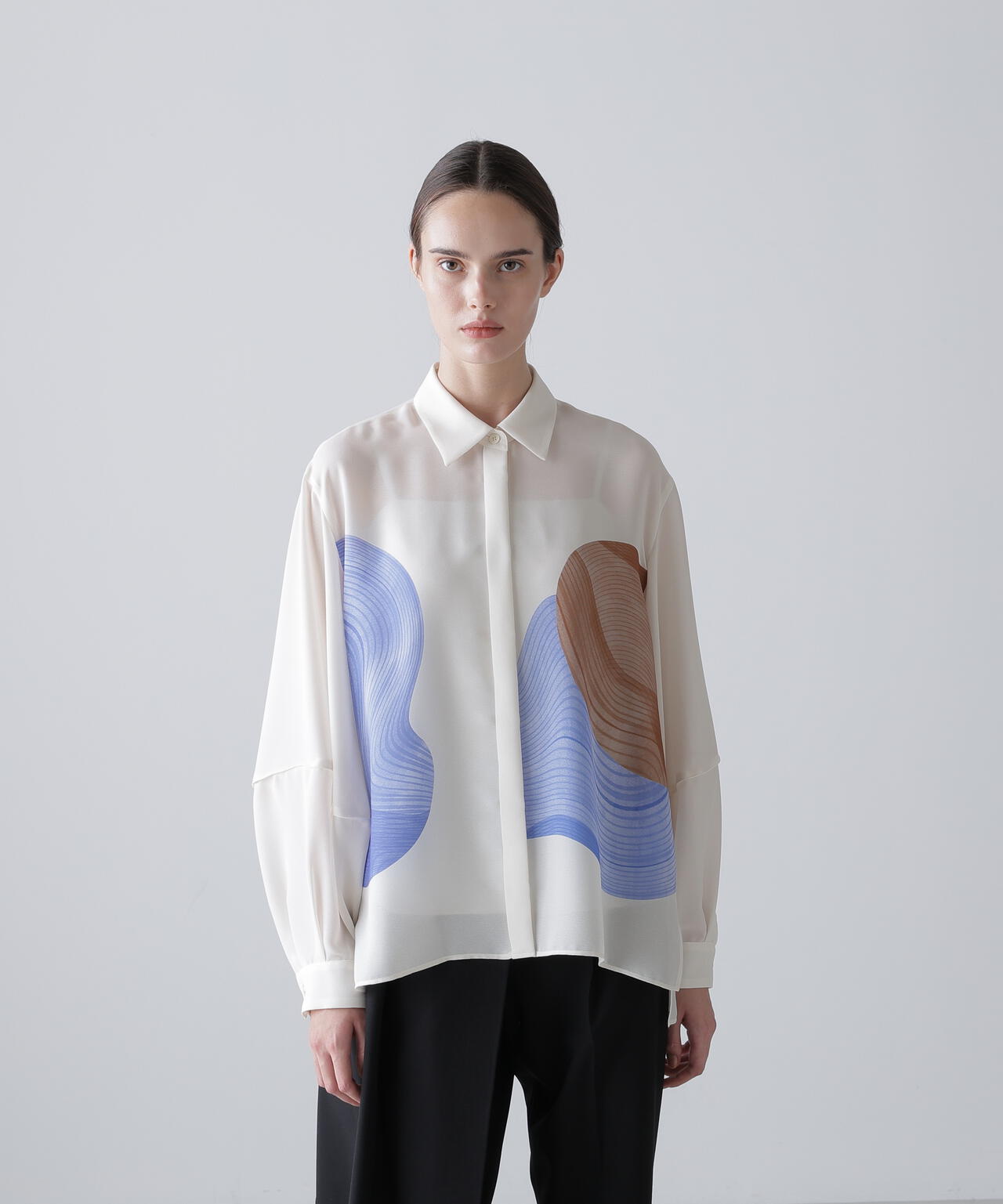 人気♪ADORE アドーア キュプラ混変形デザインカットソー 38 ブルー系 コントゥアープリントブラウス | ADORE（アドーア） ｜【公式】通販mix