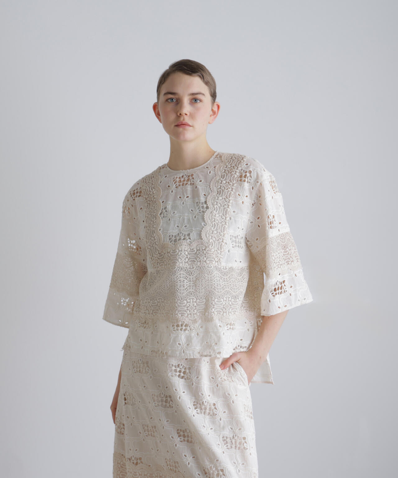 ラティスエンブロイダリーブラウス