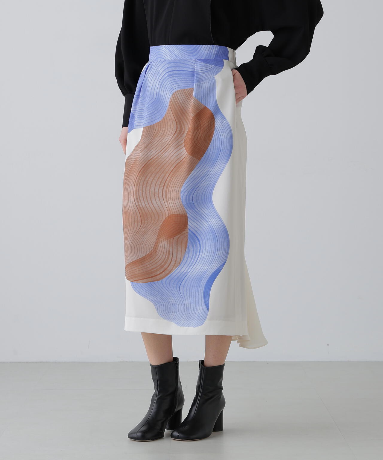 コントゥアープリントスカート